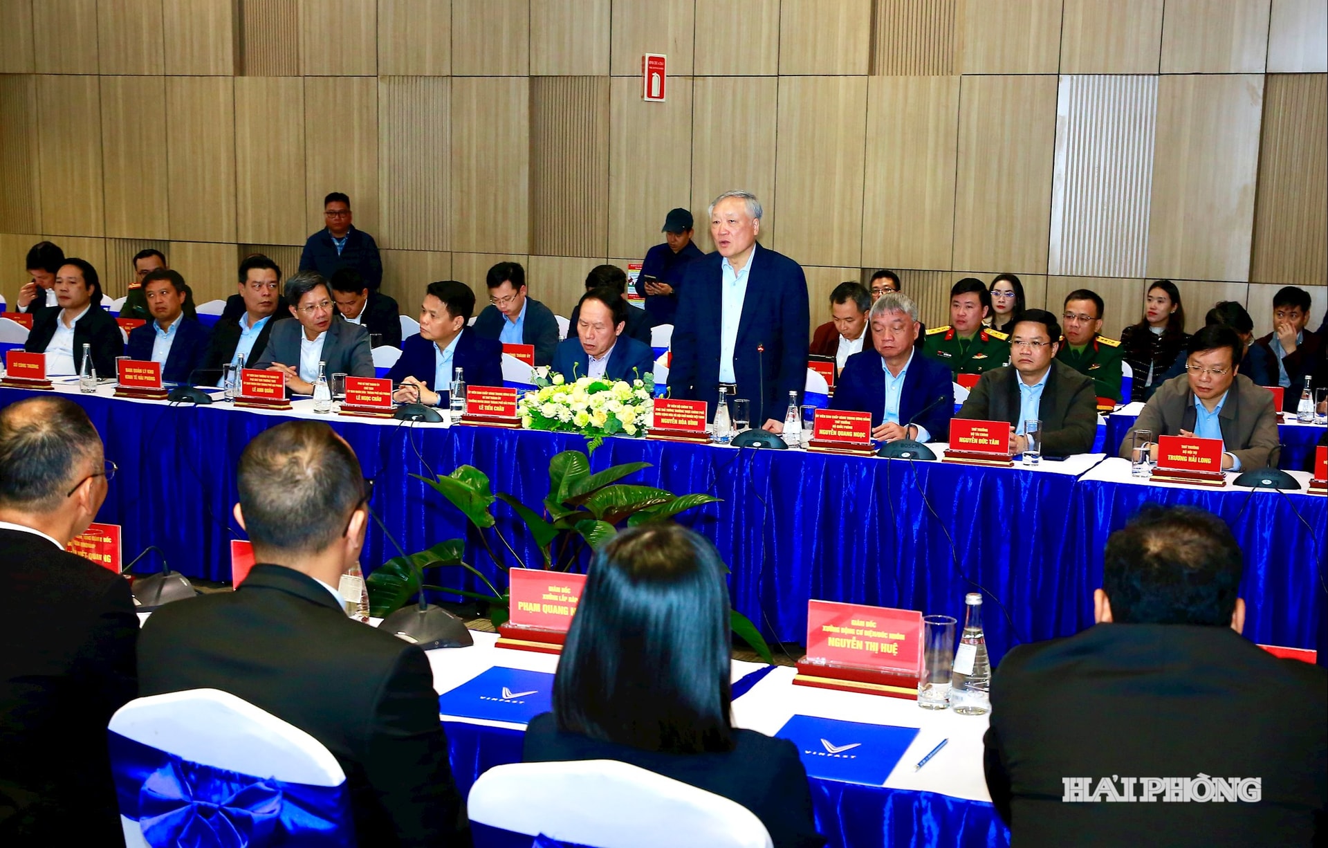 Komrad Nguyen Hoa Binh, Ahli Biro Politik dan Timbalan Perdana Menteri Tetap Kerajaan, berucap kepada para pegawai dan pekerja kilang kereta Vinfast.