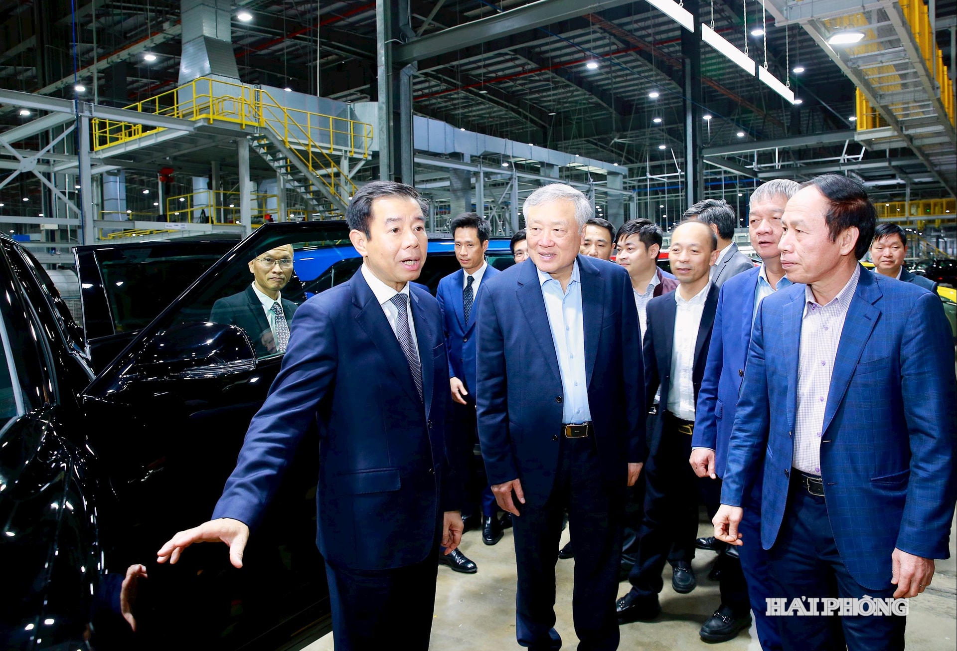 Komrad Nguyen Hoa Binh, Ahli Biro Politik dan Timbalan Perdana Menteri Tetap Kerajaan, bersama-sama pemimpin kementerian dan agensi pusat, telah melawat dan bekerja di kilang automobil Vinfast.