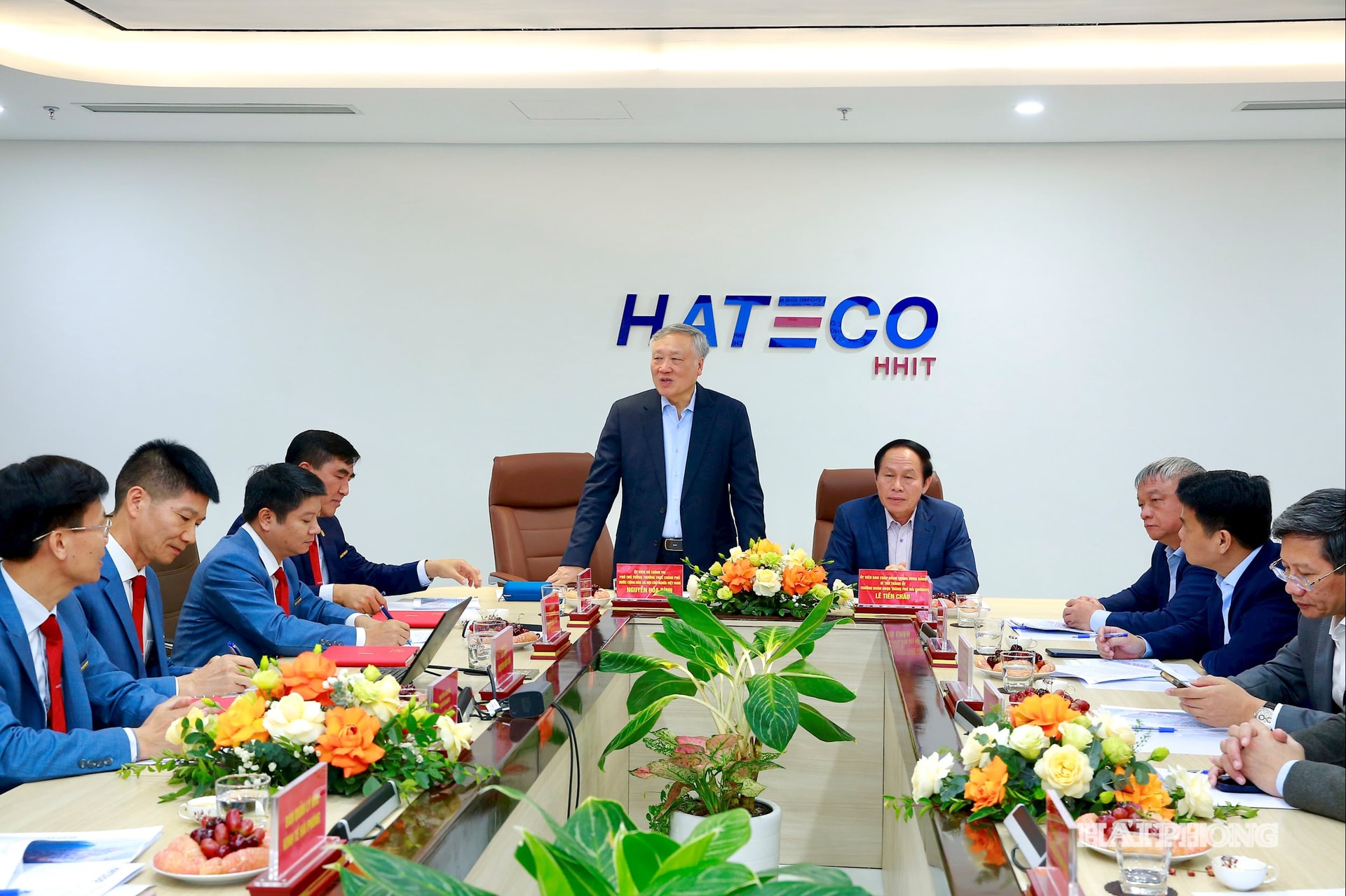 Komrad Nguyen Hoa Binh, Ahli Biro Politik dan Timbalan Perdana Menteri Tetap Kerajaan, bersama-sama pemimpin kementerian dan agensi pusat, telah melawat dan bekerja di Pelabuhan Hateco.