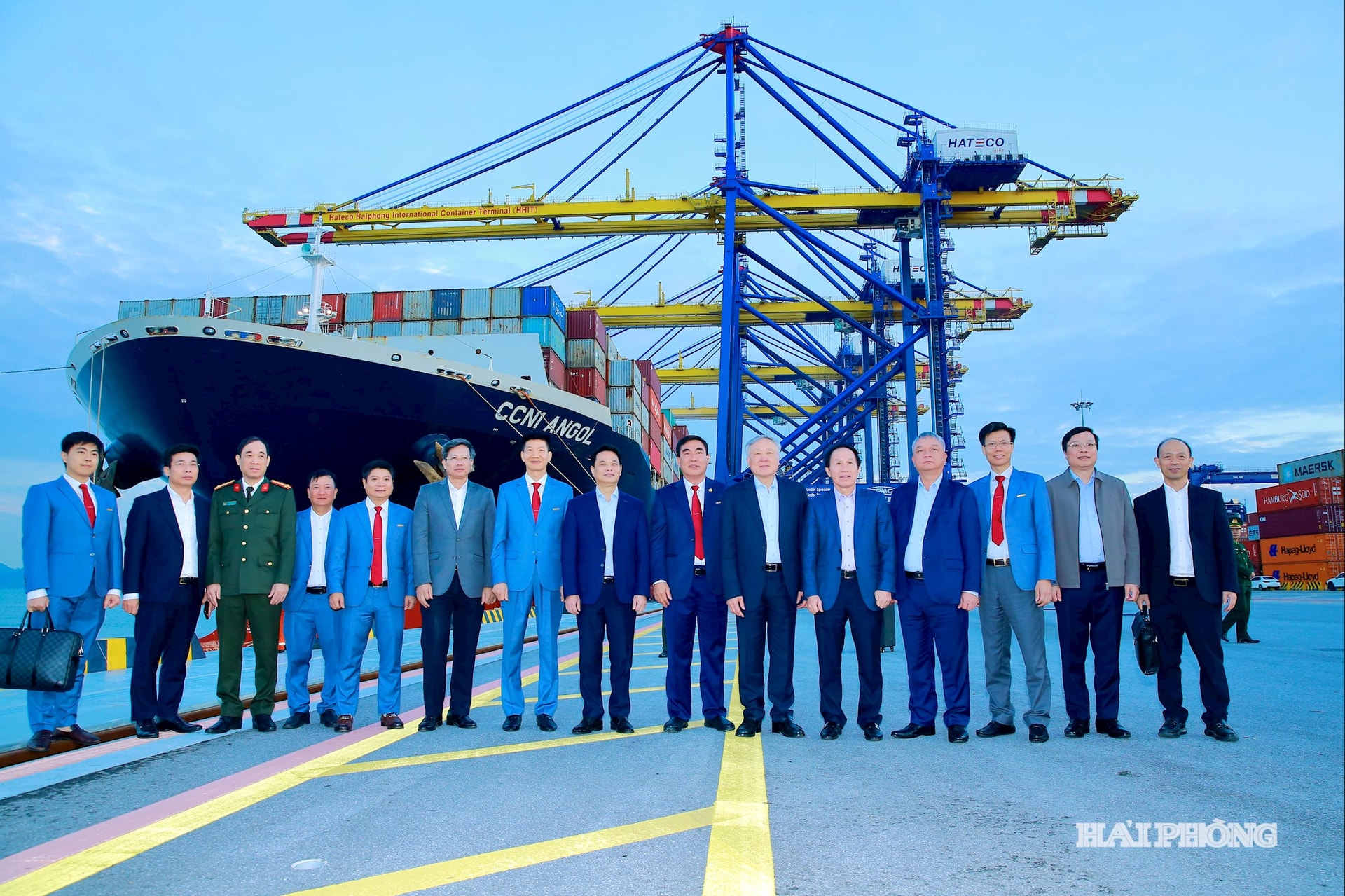 Komrad Nguyen Hoa Binh, Ahli Biro Politik dan Timbalan Perdana Menteri Tetap Kerajaan, bersama-sama pemimpin kementerian dan agensi pusat, telah melawat dan bekerja di Pelabuhan Hateco.