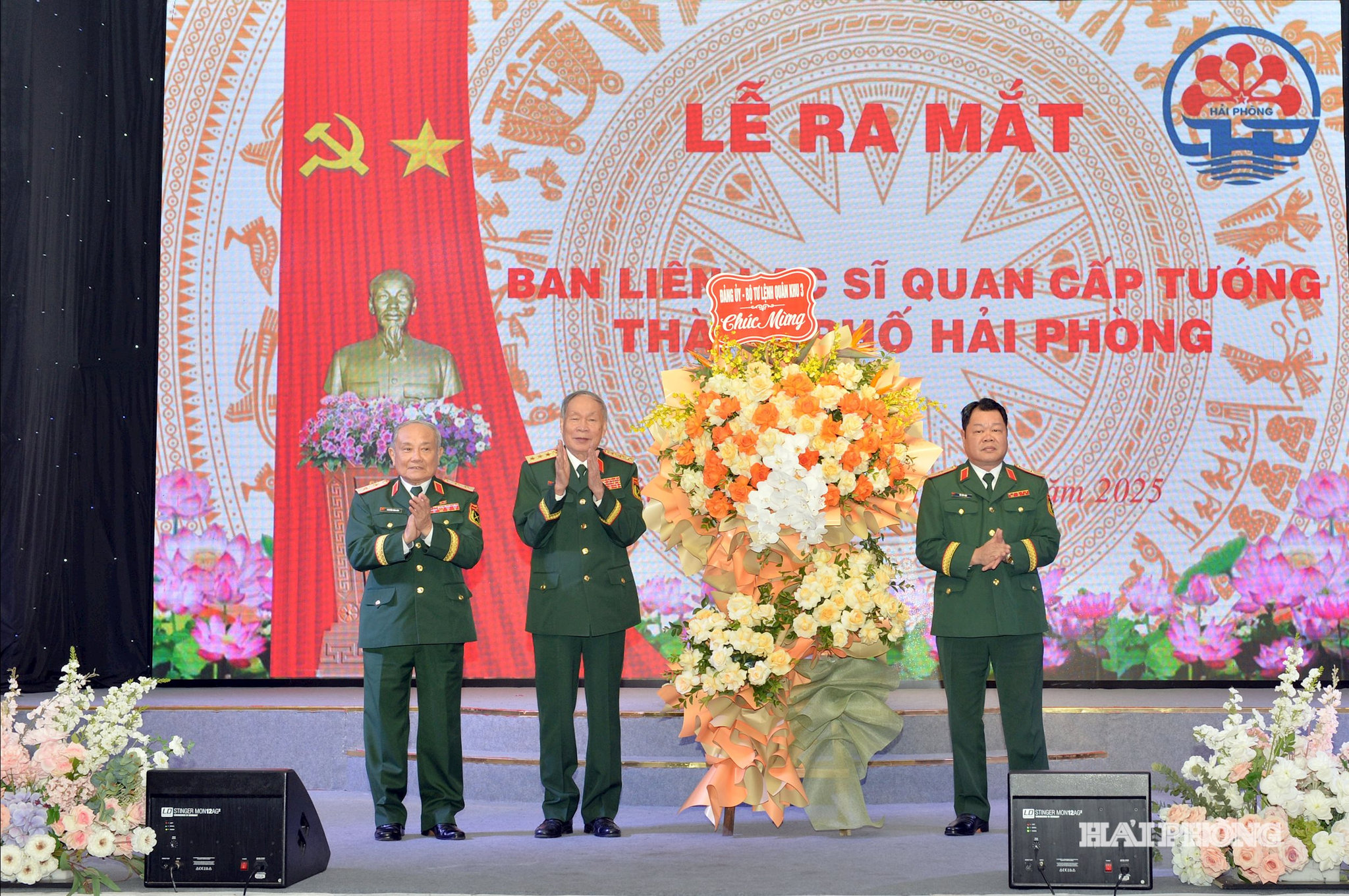 Thiếu tướng Hà Tất Đạt, Phó tư lệnh Quân khu 3 tặng hoa chức mừng Ban liên lạc sĩ quan cấp tướng thành phố Hải Phòng