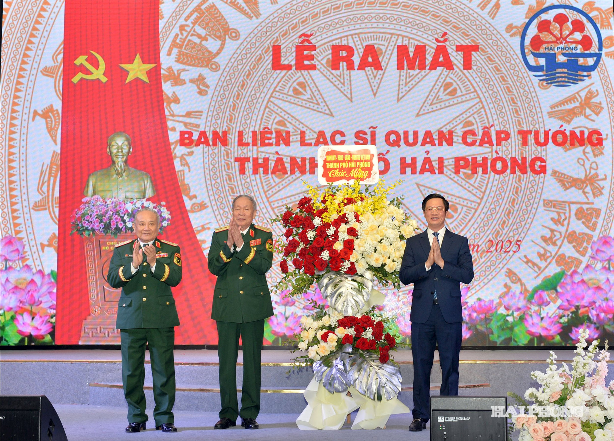 Đồng chí Phạm Văn Lập, Phó bí thư Thành ủy, Chủ tịch UB MTTQ Việt Nam thành phố Hải Phòng tặng hoa chúc mừng ban liên lạc sĩ quan cấp tướng thành phố Hải Phòng