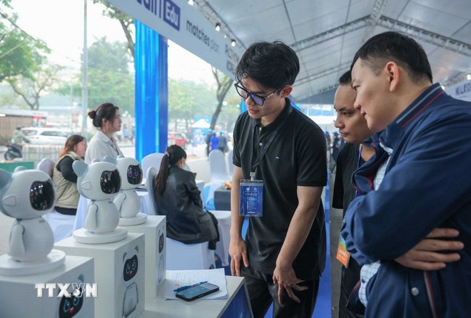 Gian triển lãm sản phẩm công nghệ triển lãm Techfest Việt Nam 2025 tại khu vực quảng trường Đông Kinh Nghĩa Thục. (Ảnh: Hoàng Hiếu/TTXVN) ttxvn-techfest-2-resize.jpg