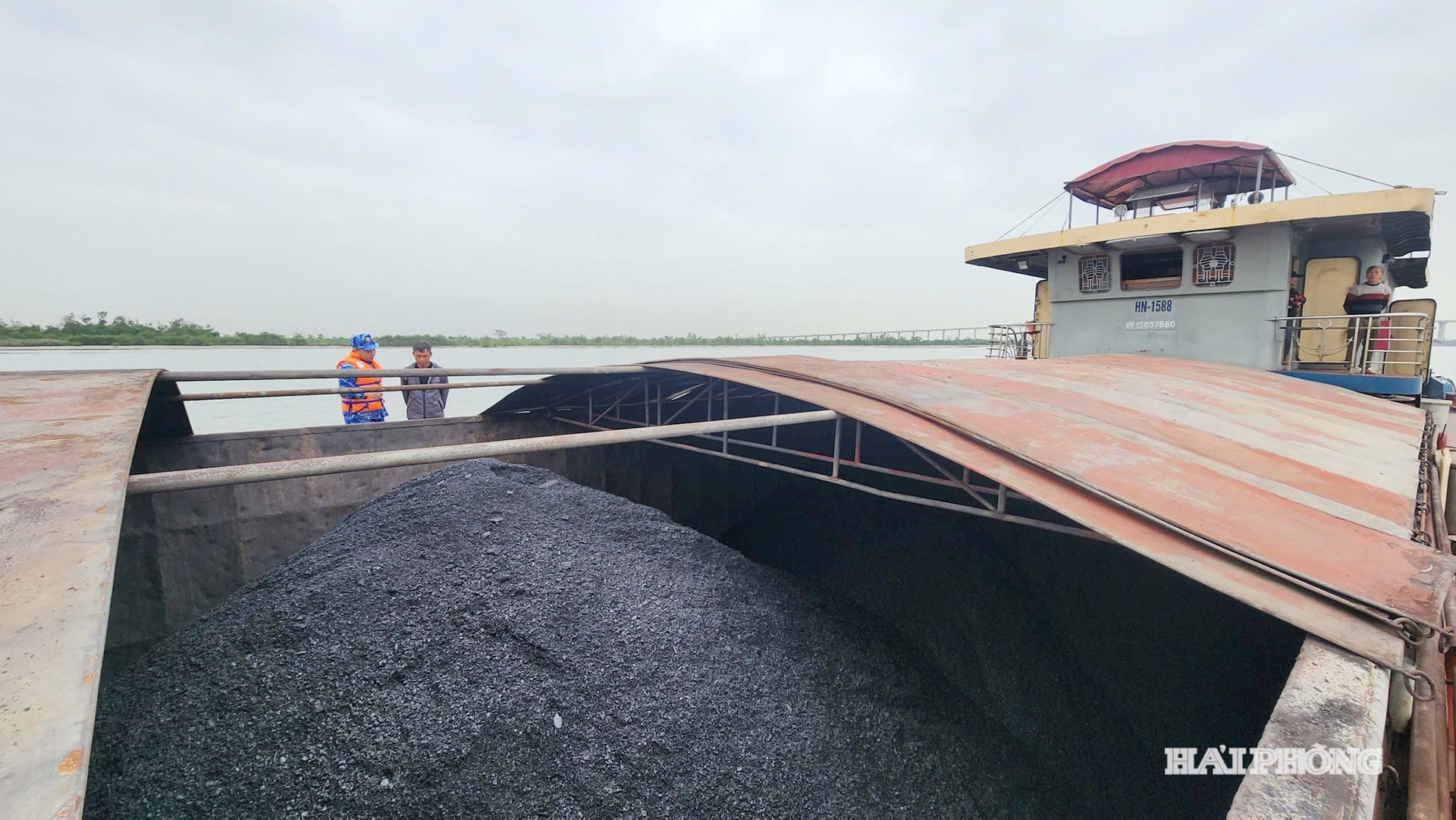 700 tấn bã xít không rõ nguồn gốc bị lực lượng chức năng tạm giữ