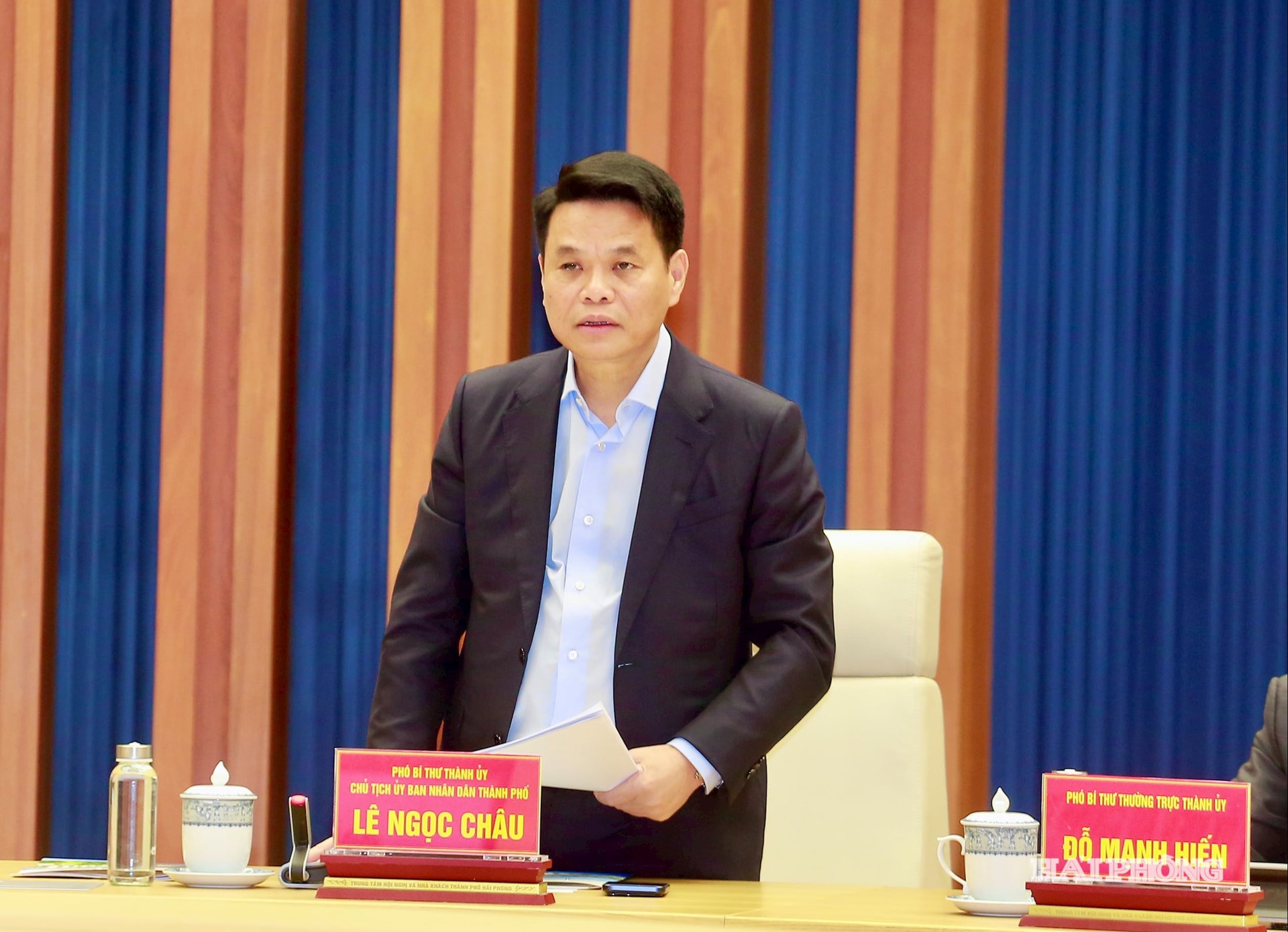 Đồng chí Lê Ngọc Châu, Phó bí thư Thành uỷ, Chủ tịch UBND thành phố báo cáo tại cuộc làm vi.
