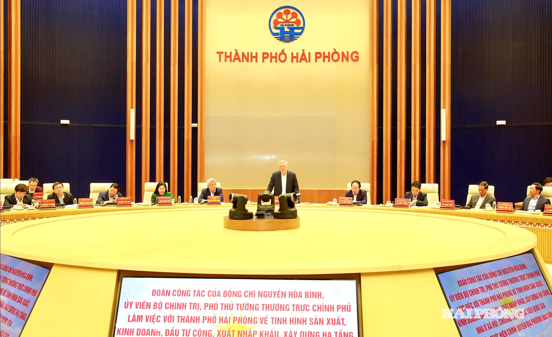 Đồng chí Nguyễn Hoà Bình, Uỷ viên Bộ Chính trị, Phó Thủ tướng Thường trực Chính phủ ghi nhận, đánh giá cao những nỗ lực và kết quả thành phố Hải Phòng đã đạt được thời gian qua.