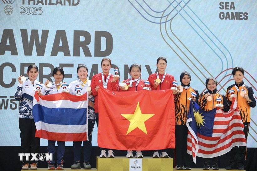 Các xạ thủ Trịnh Thu Vinh, Nguyễn Thùy Trang và Triệu Thị Hoa Hồng thi đấu xuất sắc, mang về tấm huy chương Vàng nội dung đồng đội 10m súng ngắn hơi nữ. (Ảnh: Nguyên Khang/TTXVN phát)