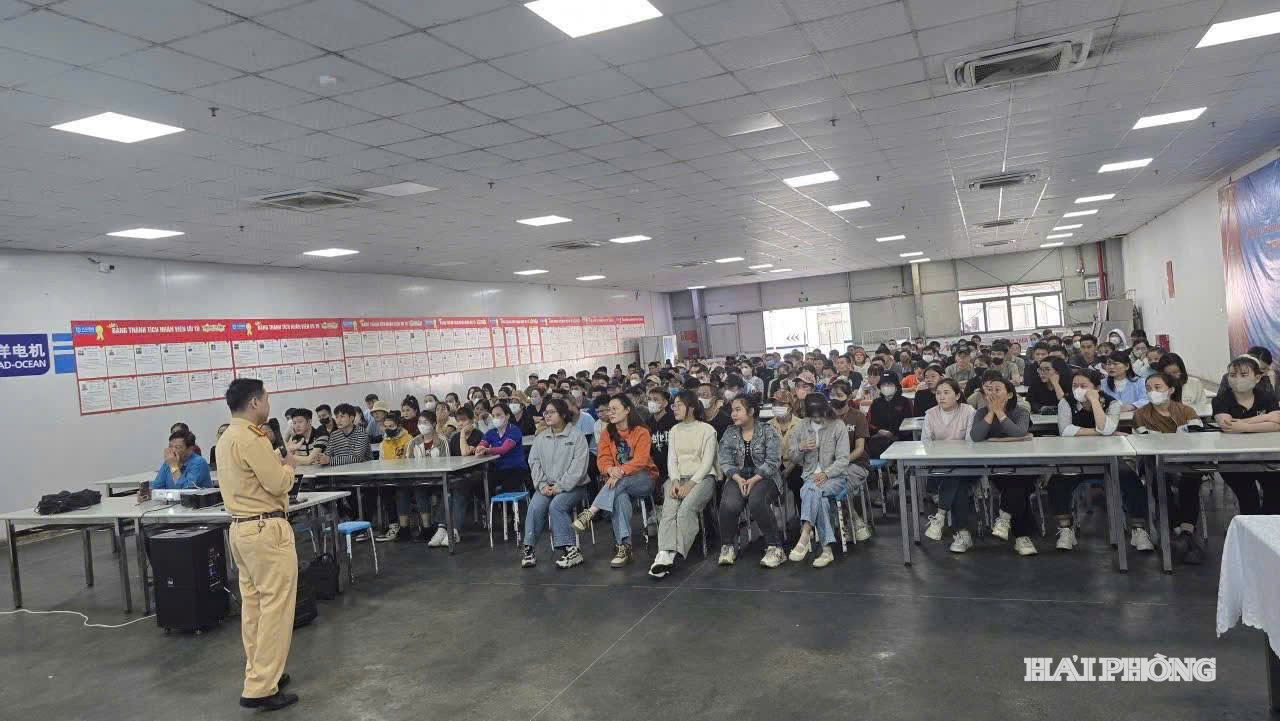 Cán bộ Phòng CSGT Công an thành phố tuyên truyền kỹ năng tham gia giao thông an toàn cho công nhân tại khu công nghiệp. Ảnh: Công an thành phố
