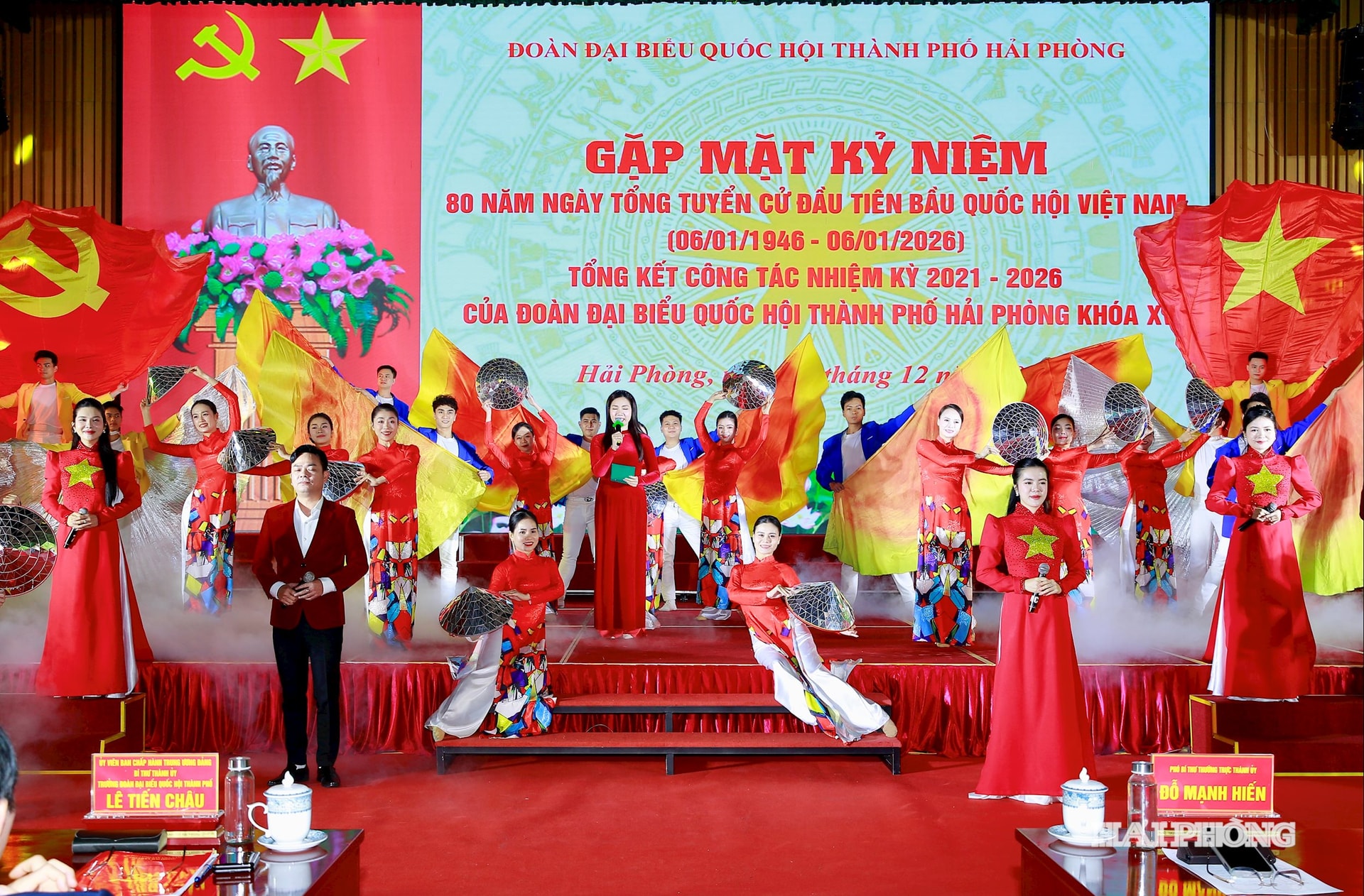 Biểu diễn văn nghệ chào mừng.