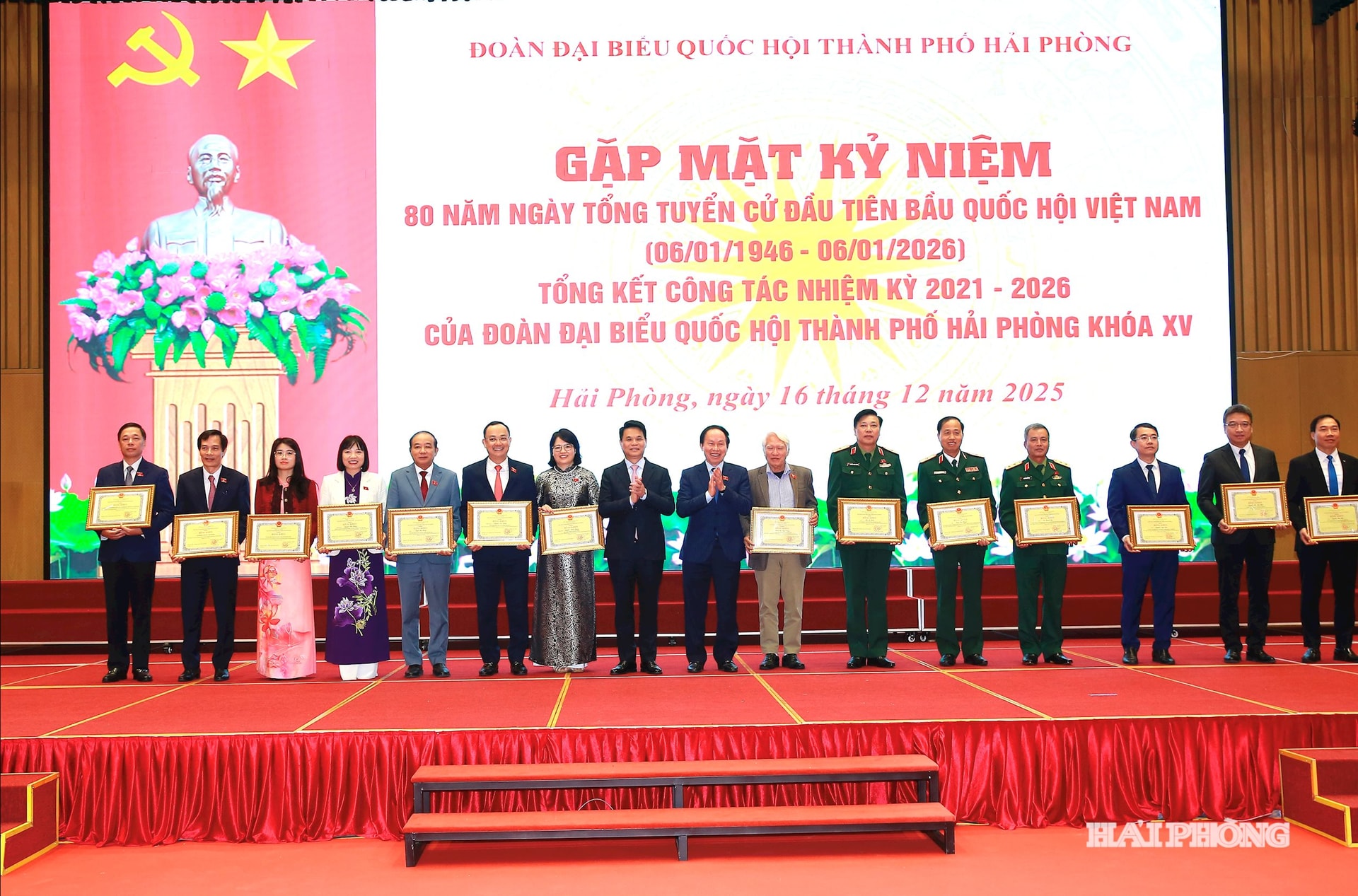 Đồng chí Lê Tiến Châu, Uỷ viên Trung ương Đảng, Bí thư Thành uỷ, Trưởng đoàn đại biểu Quốc hội thành phố Hải Phòng và đồng chí Lê Ngọc Châu, Phó bí thư Thành uỷ, Chủ tịch UBND thành phố trao bằng khen tặng các tập thể, cá nhân tiêu biểu.