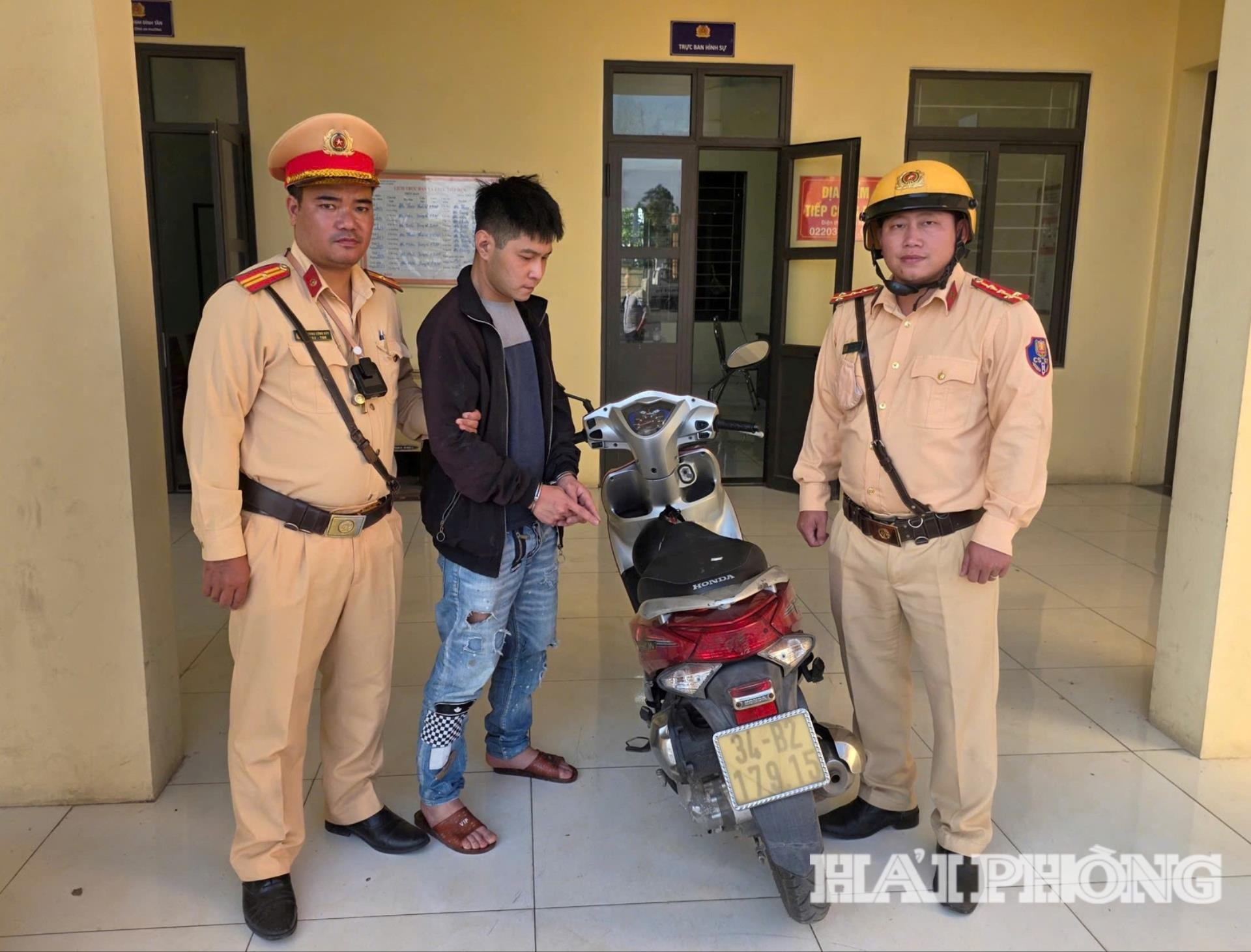 Đội Cảnh sát giao thông đường bộ số 5, Phòng Cảnh sát giao thông phối hợp Công an phường Tứ Minh phát hiện, bắt quả tang đối tượng tàng trữ trái phép chất ma túy (ảnh cơ sở cung cấp)