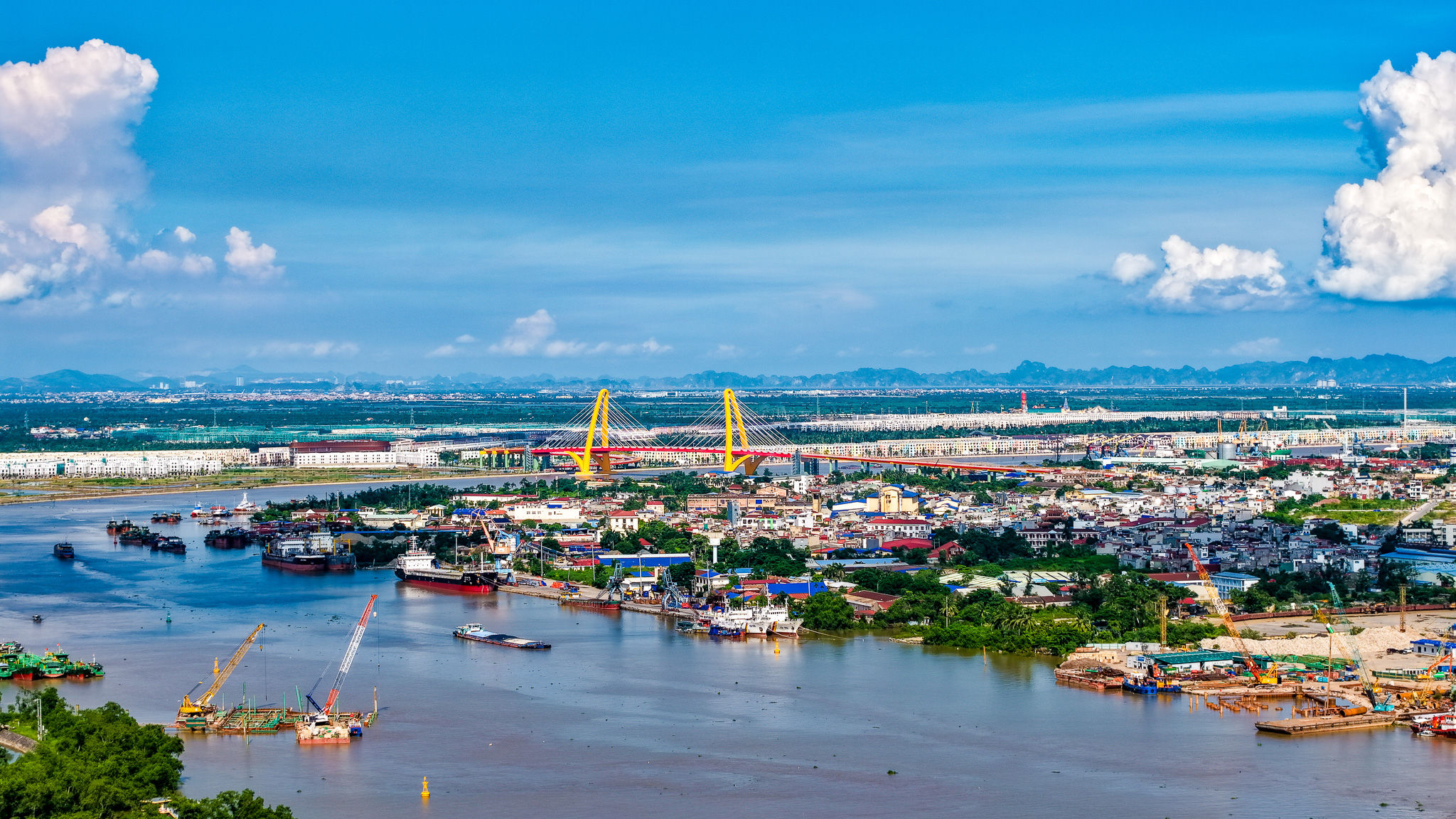 Một góc thành phố đang xây dựng – minh chứng cho khát vọng vươn lên không ngừng.