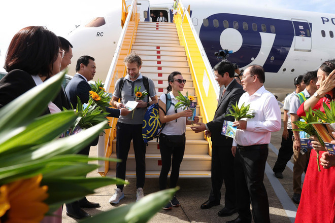 Thứ trưởng Hồ An Phong vừa đón vị khách thứ 20 triệu tại sân bay Phú Quốc vào chiều ngày 15/12. (Ảnh: CTV/Vietnam+) z7329379751071-f35902b479676c69486a9edb22c39761.jpg