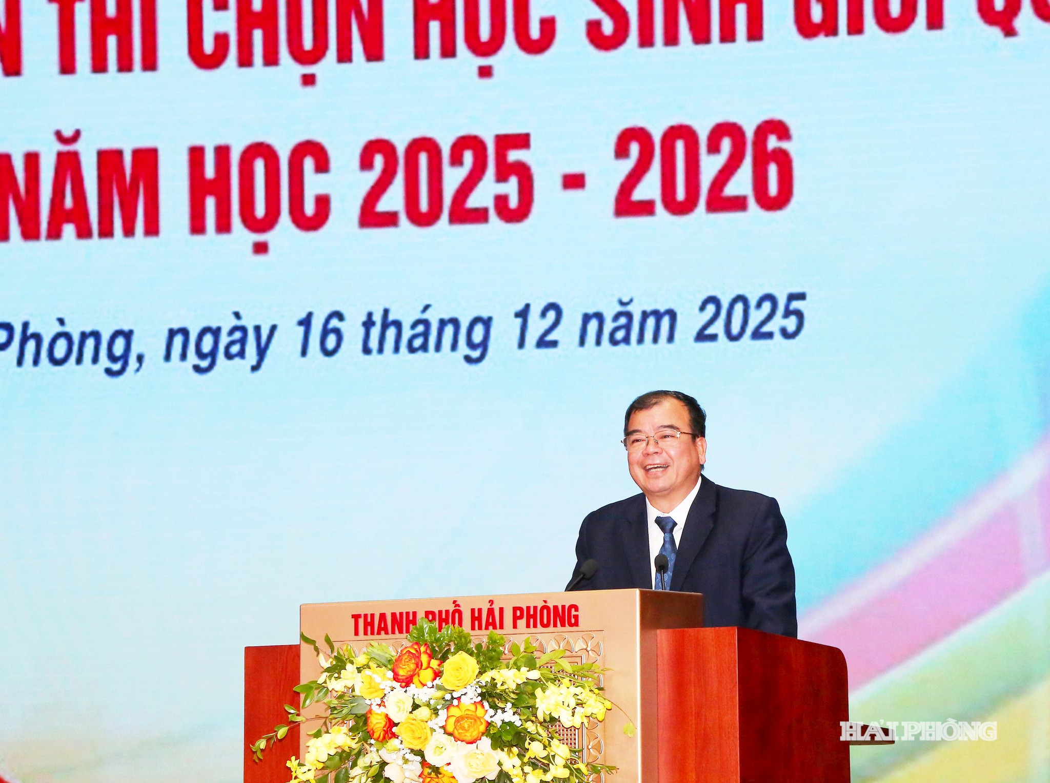 Đồng chí Nguyễn Minh Hùng, Phó chủ tịch UBND thành phố phát biểu chỉ đạo tại lễ ra quân cuộc thi chọn Học sinh giỏi Quốc gia năm 2025-2026. Ảnh Đỗ Hiền