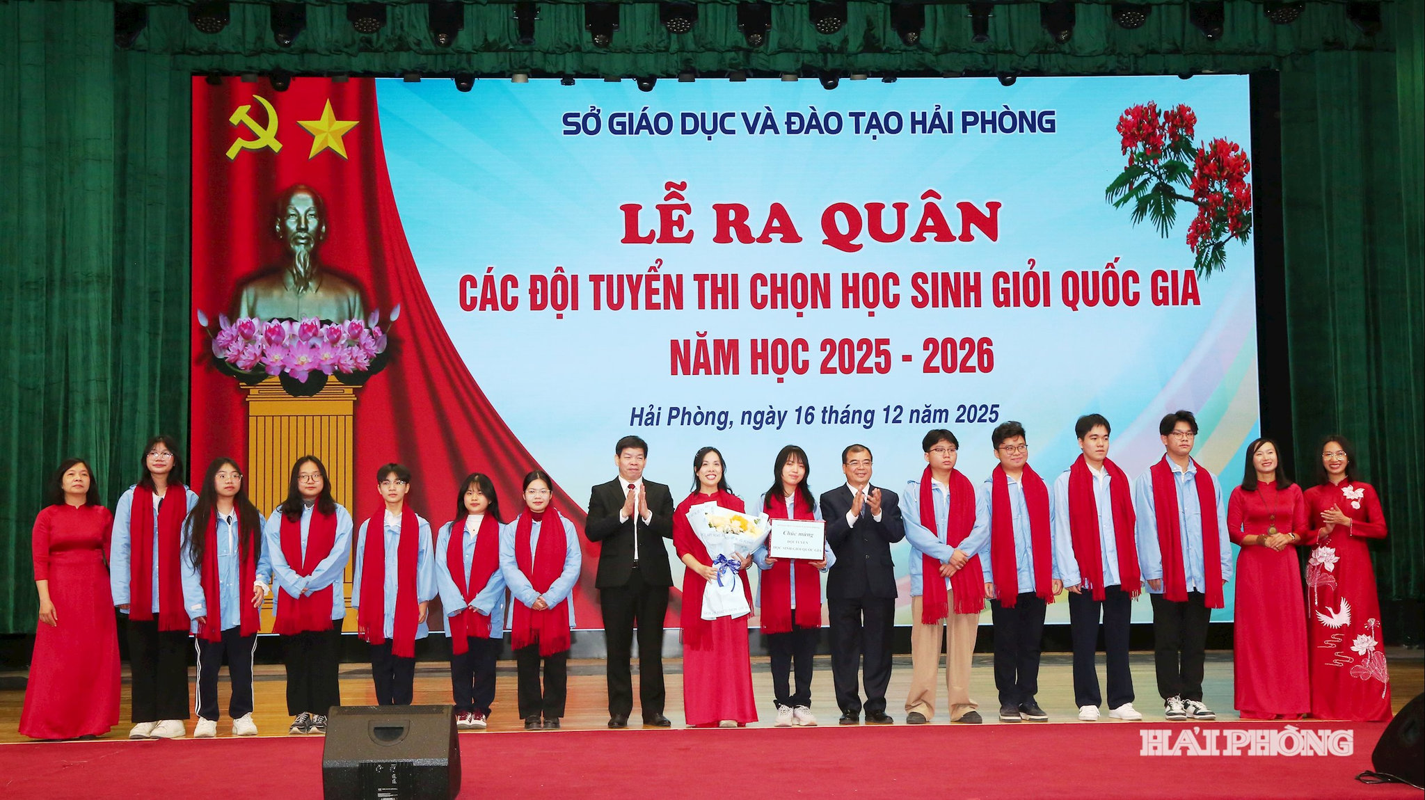 Đồng chí Nguyễn Minh Hùng, Phó chủ tịch UBND thành phố chúc mừng các đội tuyển thi chọn Học sinh giỏi Quốc gia năm 2025-2026. Ảnh Đỗ Hiền