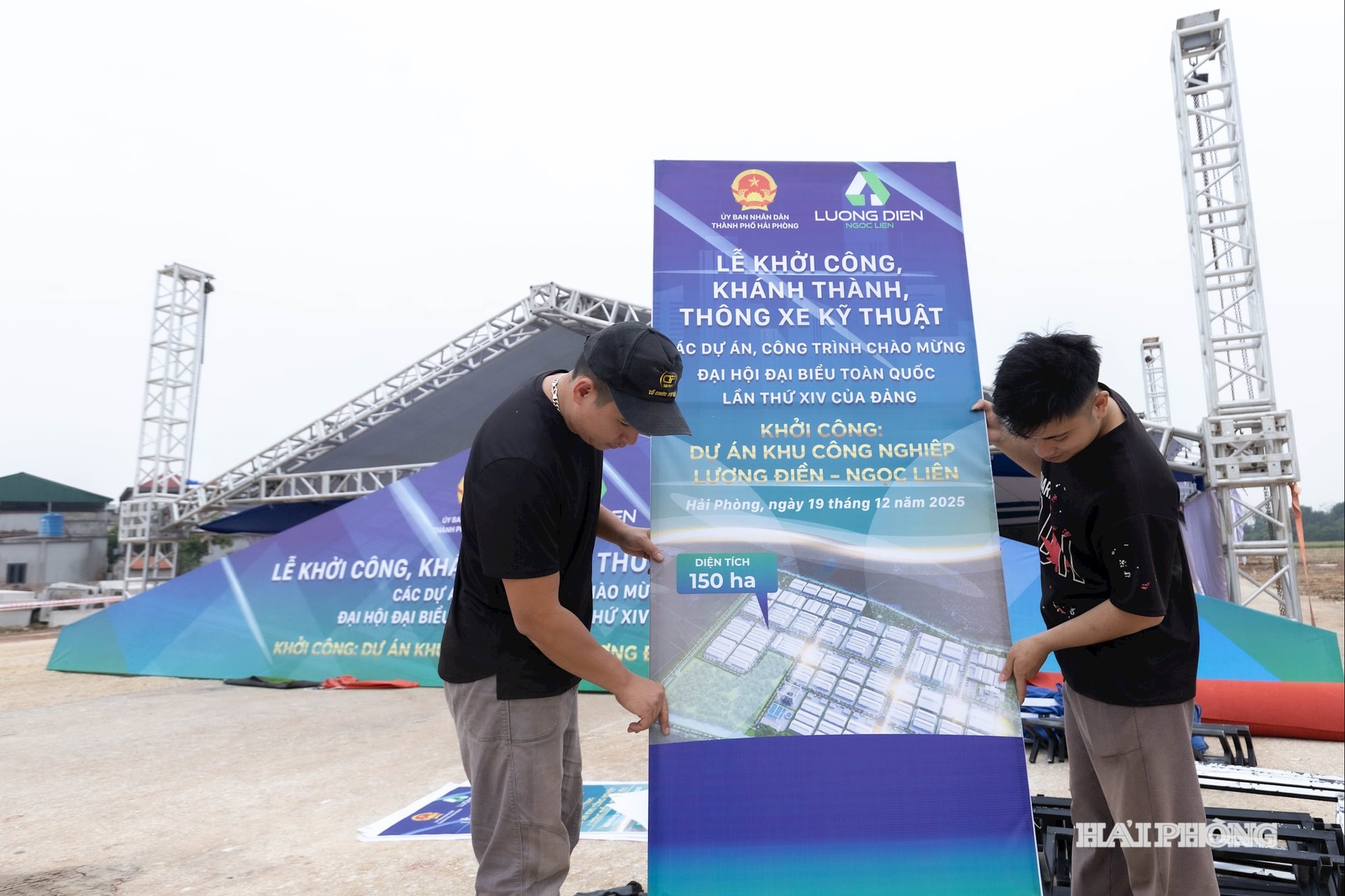 Khu vực tổ chức lễ khởi công đang được hoàn thiện, trong đó tập trung bố trí sân khấu, hệ thống kỹ thuật và chỗ ngồi cho các đại biểu, khách mời tham dự.