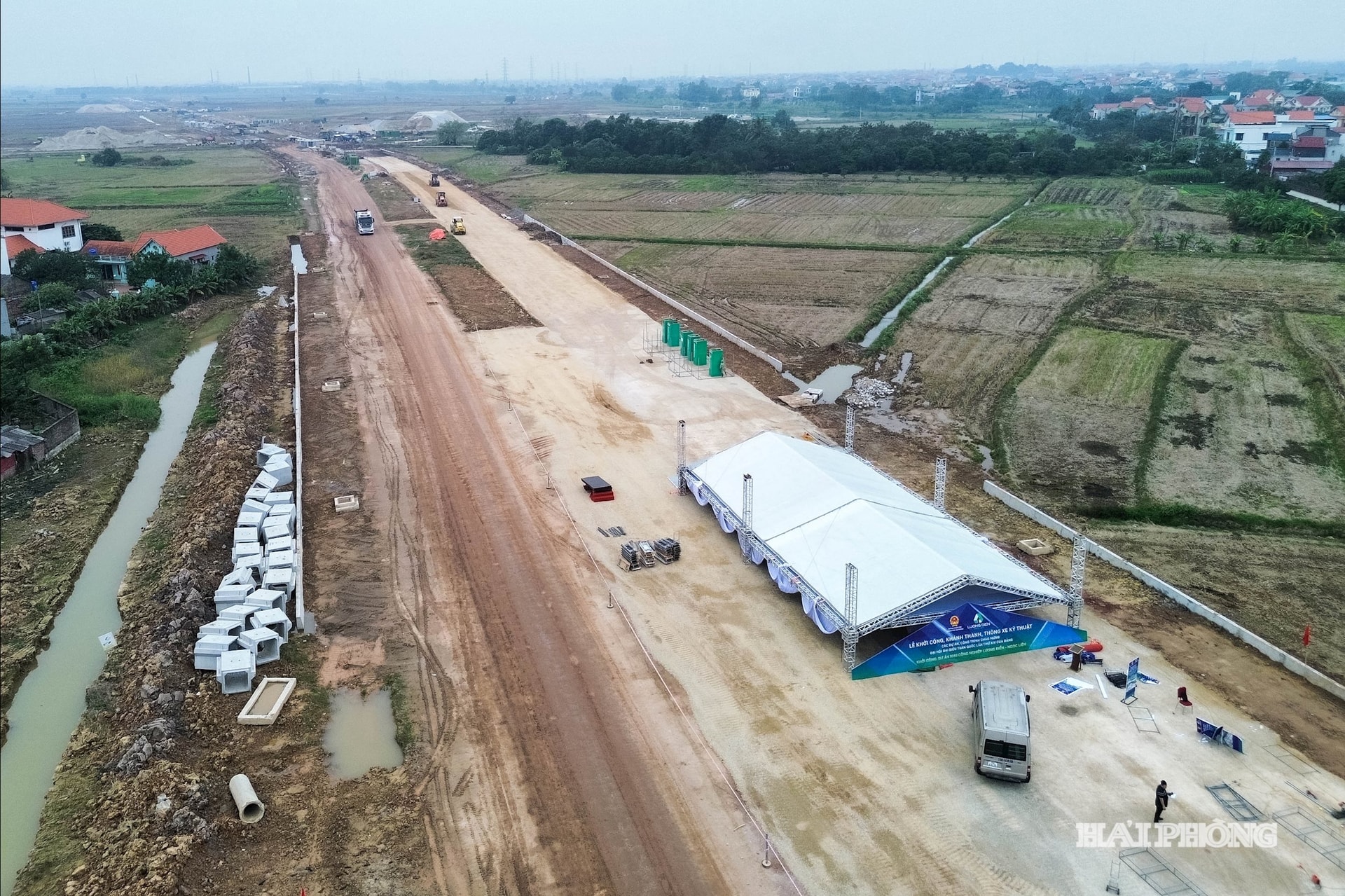 Khu vực tổ chức lễ khởi công đang được các đơn vị liên quan hoàn thiện theo đúng chỉ đạo của lãnh đạo thành phố.