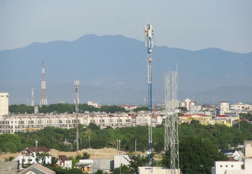 Hệ thống hạ tầng viễn thông phục vụ hoạt động di động và Internet tại khu vực phường Đông Hải (Khánh Hòa). (Ảnh: Nguyễn Thành/TTXVN)