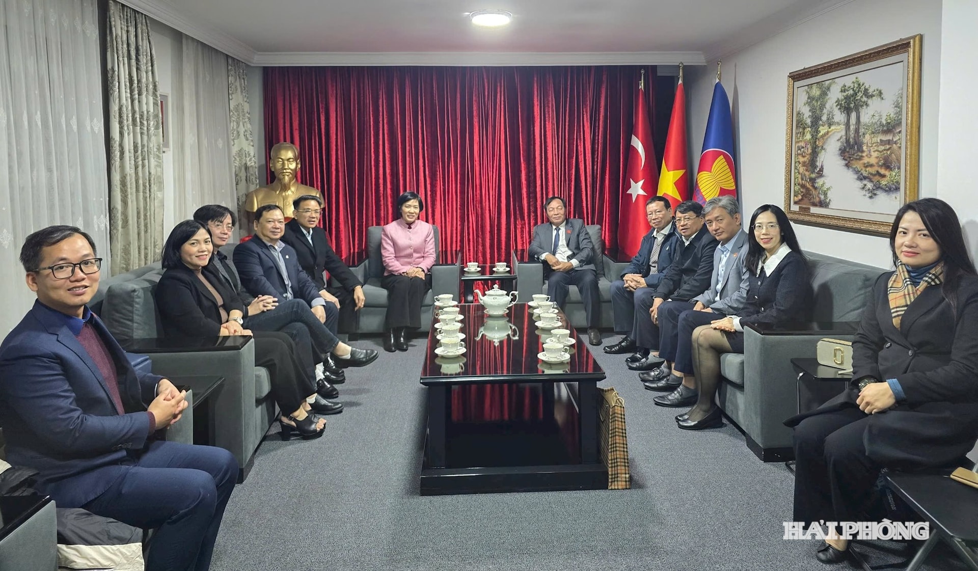 Đồng chí Lê Văn Hiệu, Phó bí thư Thành ủy, Chủ tịch HĐND thành phố và các đồng chí trong Đoàn công tác thăm và làm việc với Đại sứ quán Việt Nam tại Thổ Nhĩ Kỳ.