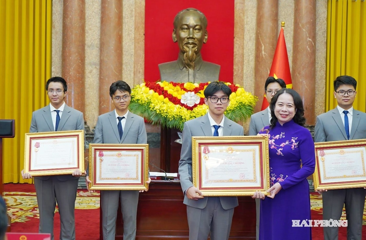 Phó chủ tịch nước Võ Thị Ánh Xuân trao Huân chương Lao động hạng ba tặng em Nguyễn Hữu Thành.