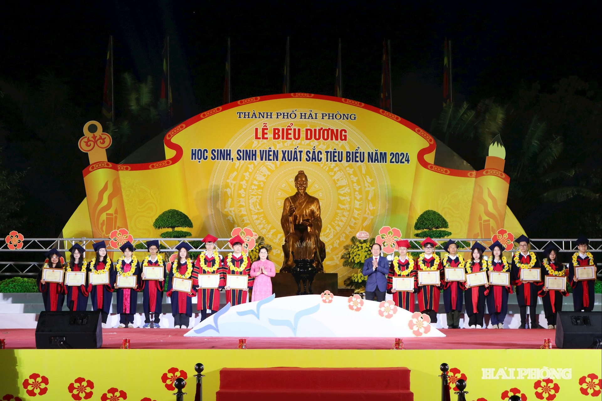 Các đồng chí: Lê Tiến Châu, Ủy viên Trung ương Đảng, Bí thư Thành ủy, Trưởng đoàn Đại biểu quốc hội thành phố Hải Phòng; Nguyễn Thị Kim Chi, Thứ trưởng Giáo dục và Đào tạo khen thưởng các học sinh có thành tích học tập xuất sắc năm 2024.