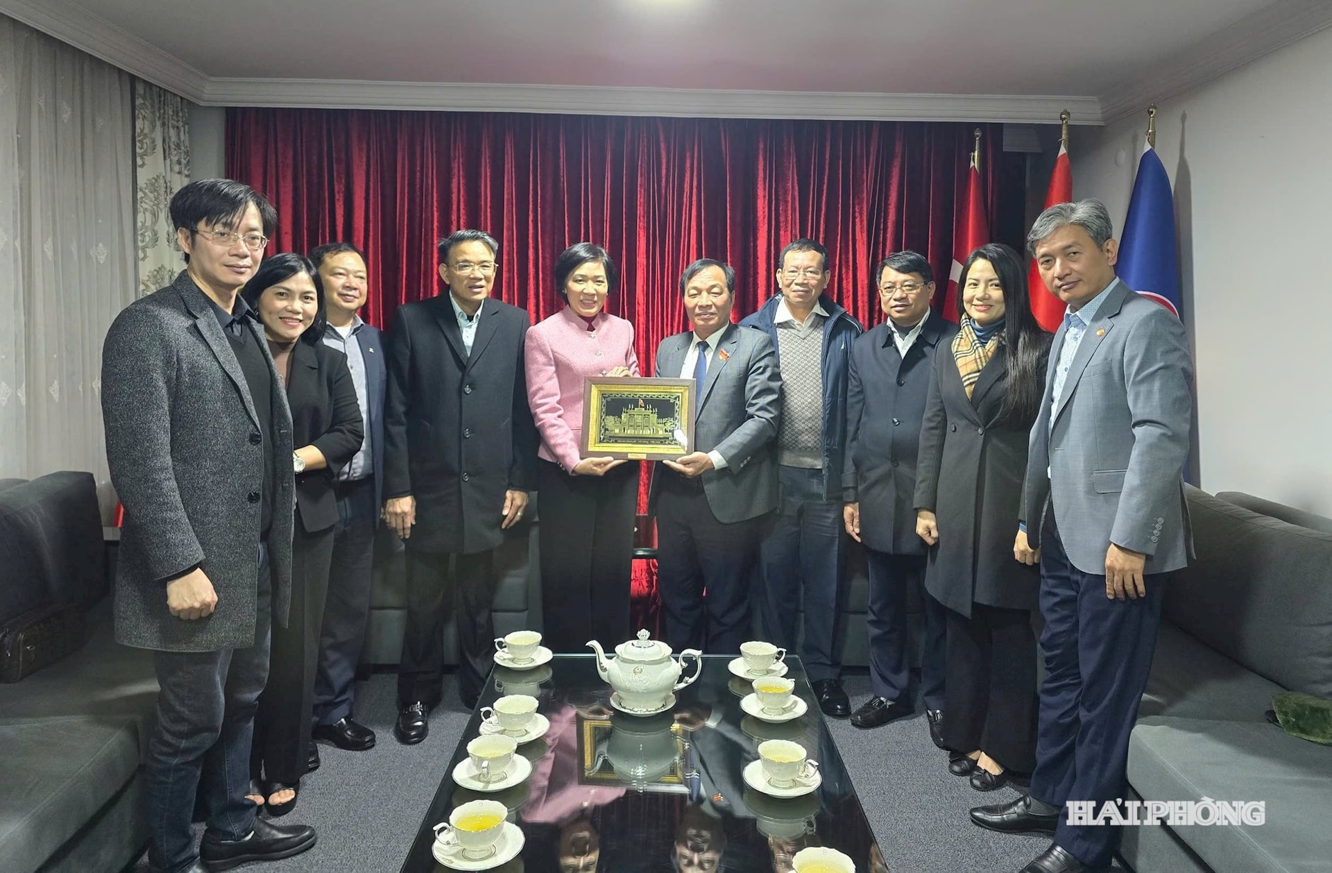 Đồng chí Lê Văn Hiệu, Phó bí thư Thành ủy, Chủ tịch HĐND thành phố tặng quà lưu niệm Đại sứ quán Việt Nam tại Thổ Nhĩ Kỳ.