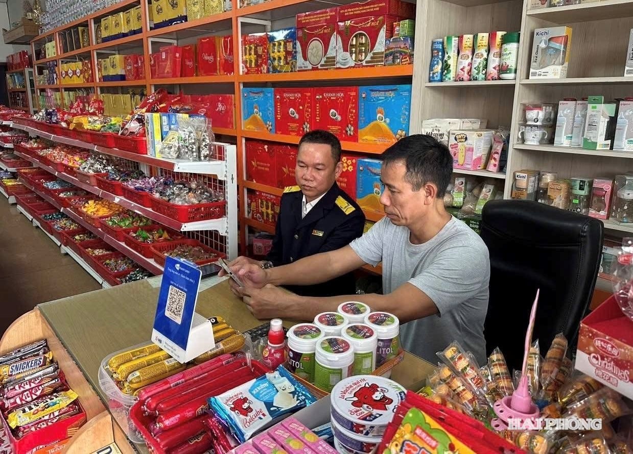 Được công chức ngành Thuế thành phố tận tình hướng dẫn, nhiều hộ kinh doanh đã sử dụng thành tạo phần mềm quản lý kê khai thuế.