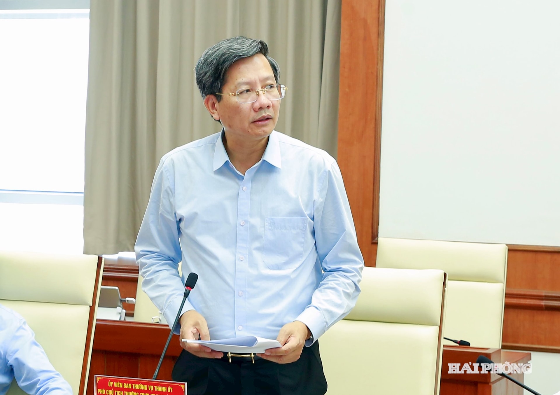 Đồng chí Lê Anh Quân, Uỷ viên Ban Thường vụ Thành uỷ, Phó chủ tịch Thường trực UBND thành phố trình bày phương án cầu Rào 3.