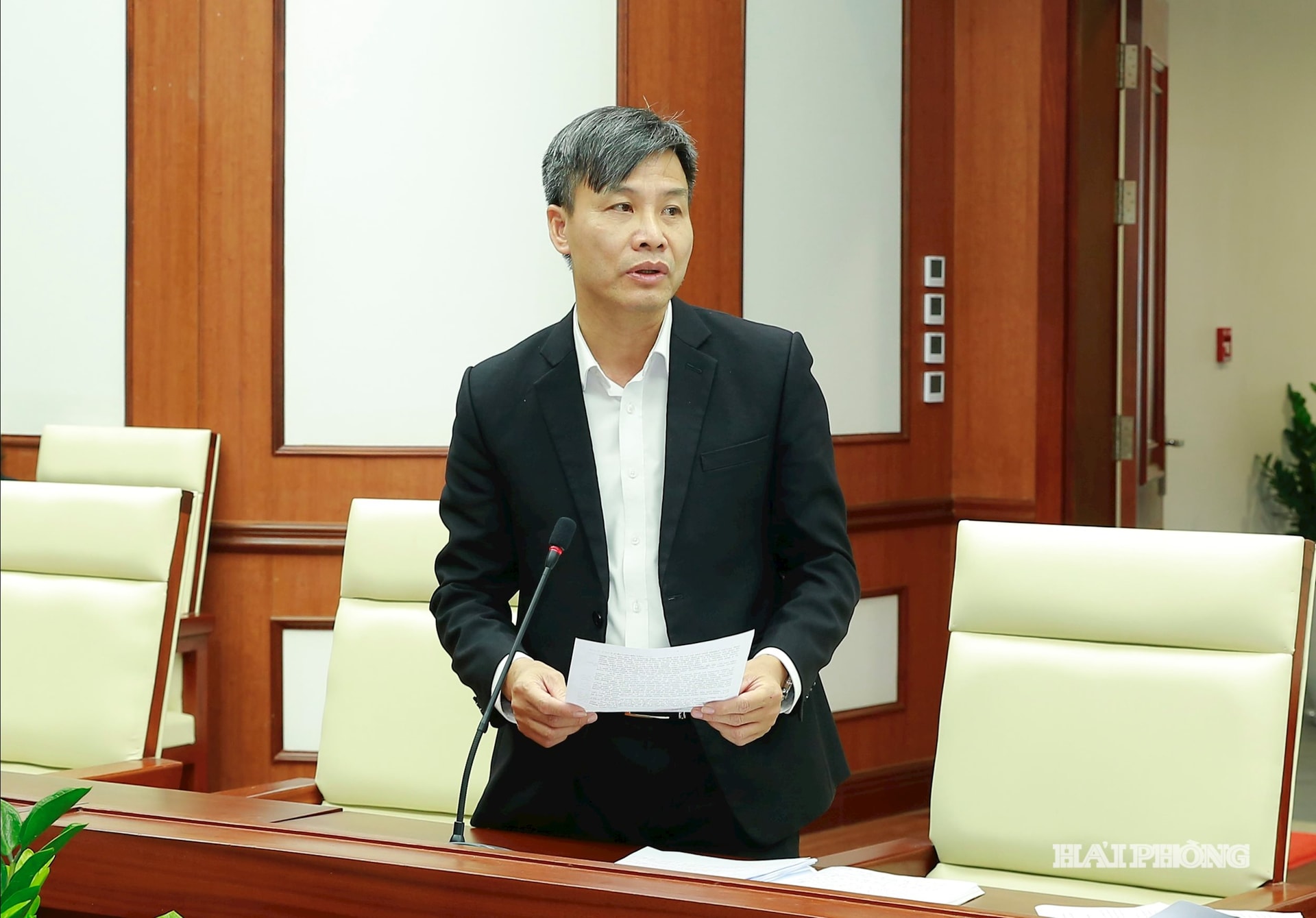 Đồng chí Nguyễn Văn Hiểu, Phó trưởng Ban Tuyên giáo và Dân vận Thành uỷ trình bày Đề án, Nghị quyết của Ban Chấp hành Thành uỷ về triển khai thực hiện một số mô hình CNXH gắn với con người CHCN tại thành phố Hải Phòng giai đoạn 2025-2030 và những năm tiếp theo.