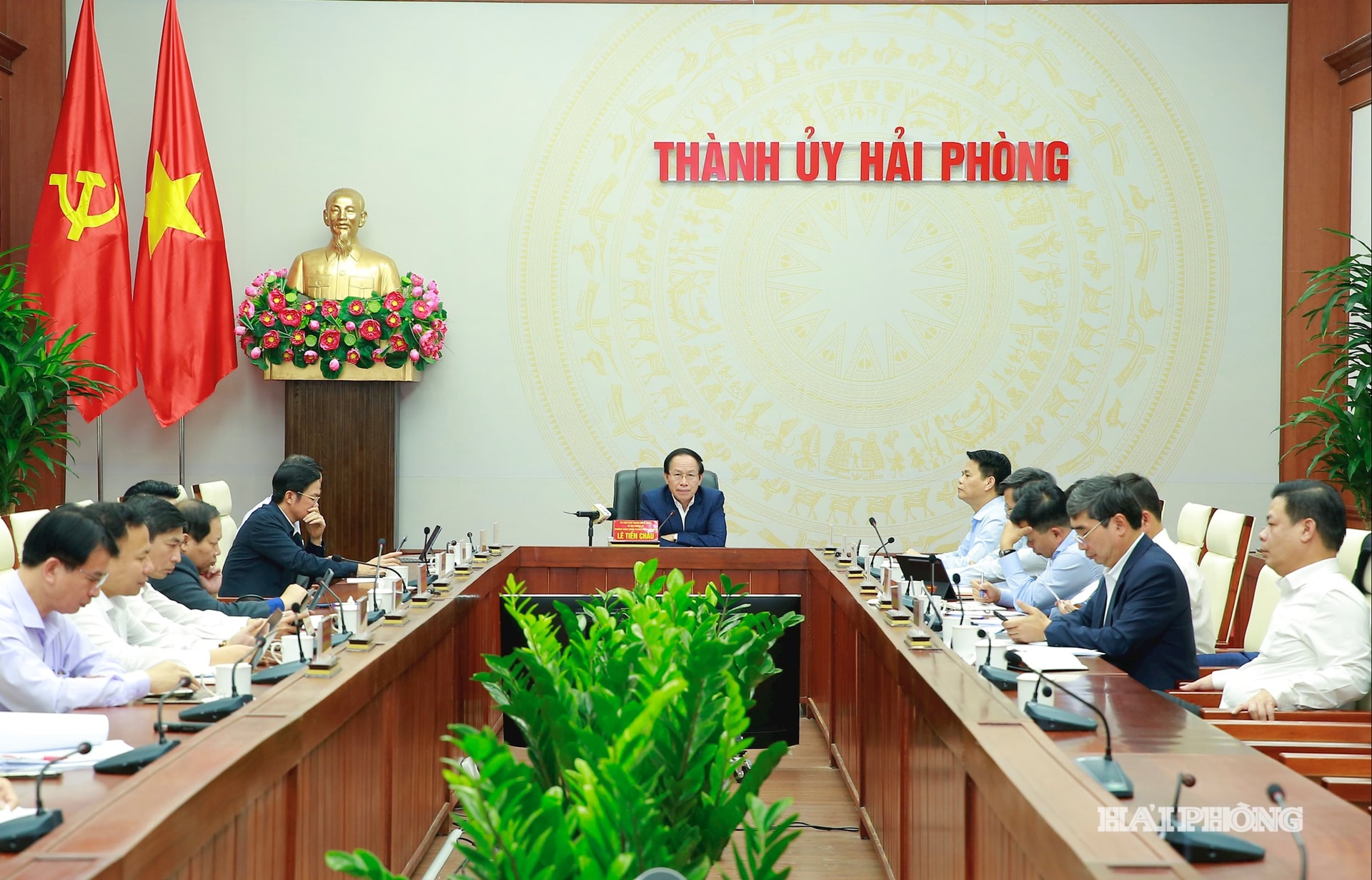 Đồng chí Lê Tiến Châu, Uỷ viên Trung ương Đảng, Bí thư Thành uỷ, Trưởng đoàn đại biểu Quốc hội Hải Phòng chủ trì họp Ban Thường vụ Thành uỷ.