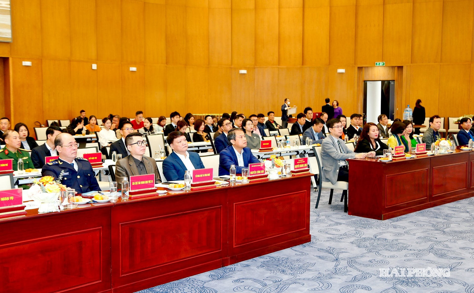 Các đại biểu dự hội nghị.