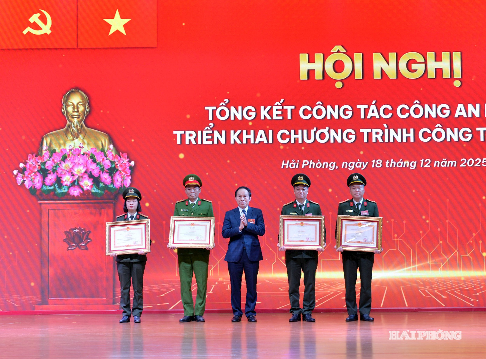 Đồng chí Lê Tiến Châu, Ủy viên Trung ương Đảng, Bí thư Thành ủy, Trưởng đoàn đại biểu Quốc hội thành phố trao Bằng khen tặng các tập thể, cá nhân có thành tích xuất sắc.