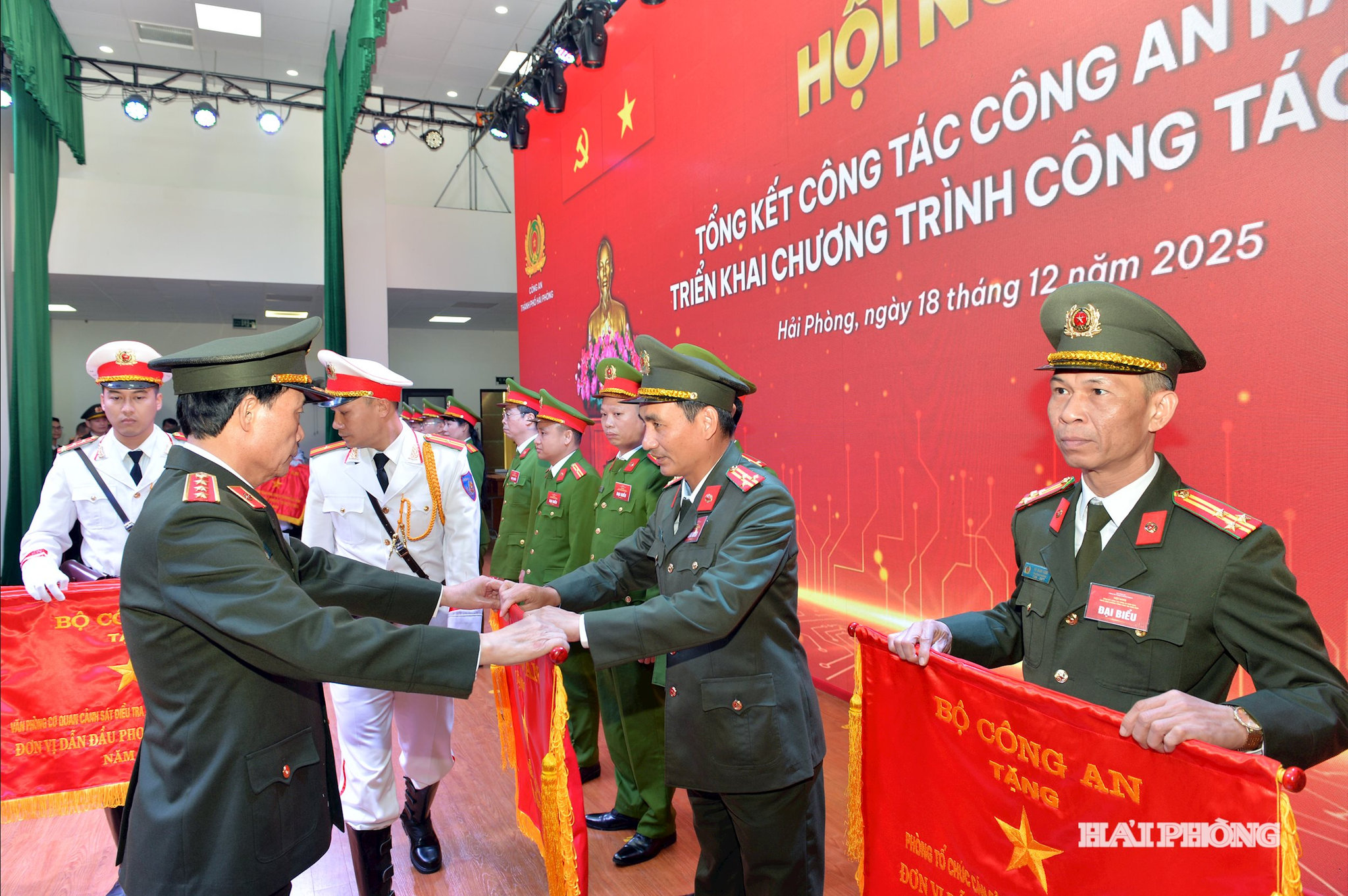 Thượng tướng Lê Quốc Hùng, Ủy viên Trung ương Đảng, Thứ trưởng Bộ Công an trao Cờ thi đua tặng các tập thể có thành tích xuất sắc