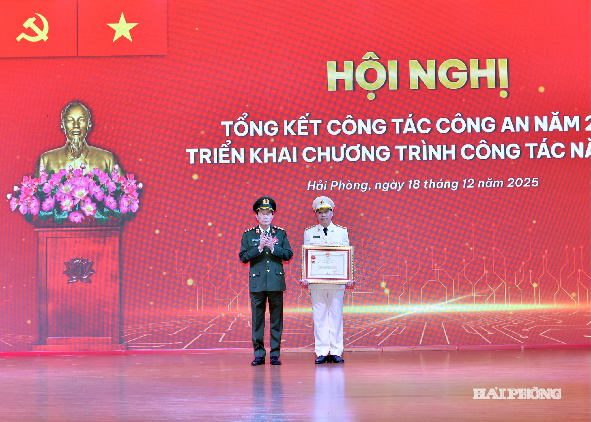 Thượng tướng Lê Quốc Hùng, Ủy viên Trung ương Đảng, Thứ trưởng Bộ Công an trao Huân chương chiến công tặng đồng chí Nguyễn Văn Hiển, Phó trưởng phòng Cảnh sát hình sự, CATP.