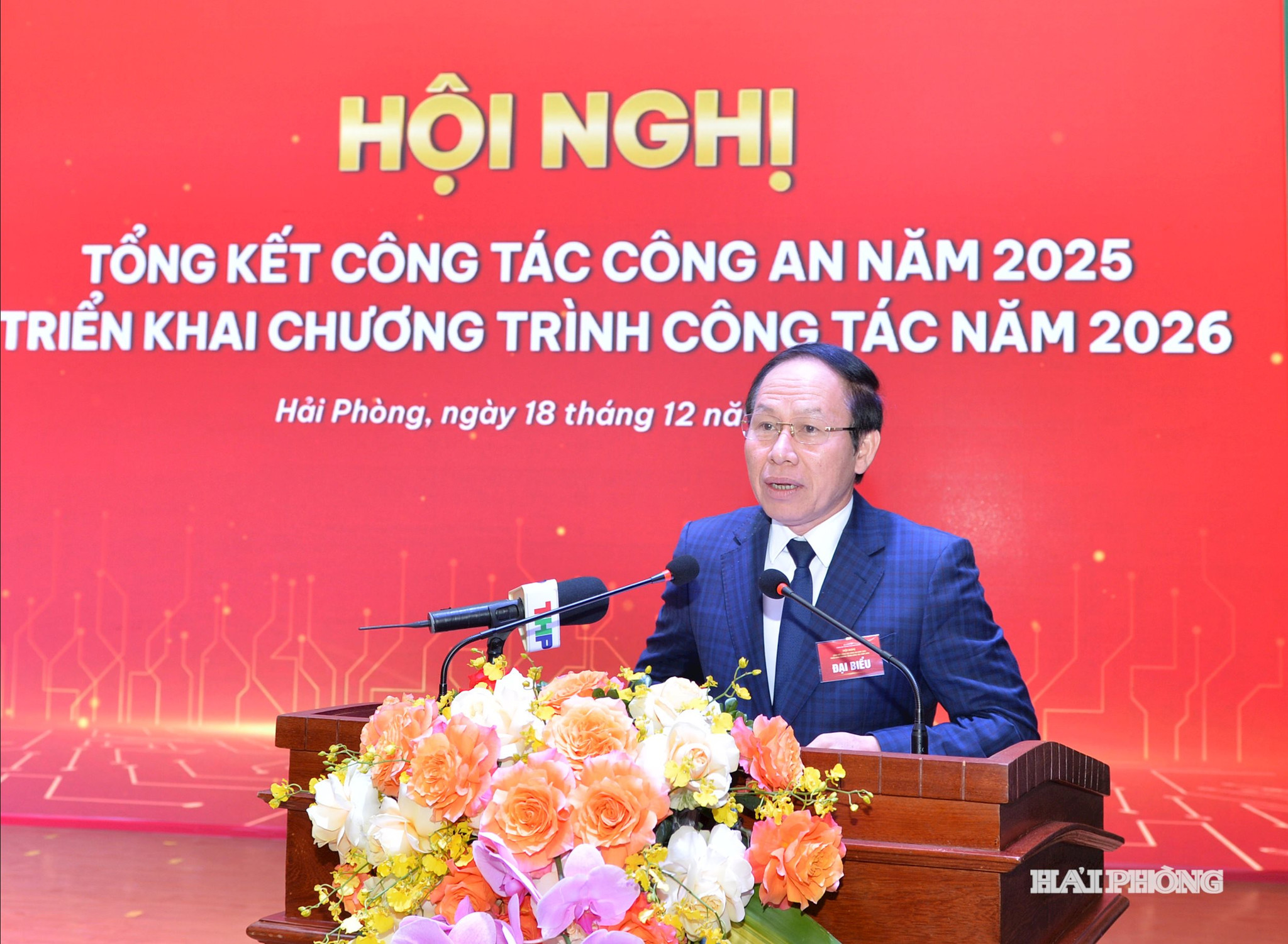 Đồng chí Lê Tiến Châu, Ủy viên Trung ương Đảng, Bí thư Thành ủy, Trưởng đoàn đại biểu Quốc hội thành phố phát biểu tại hội nghị