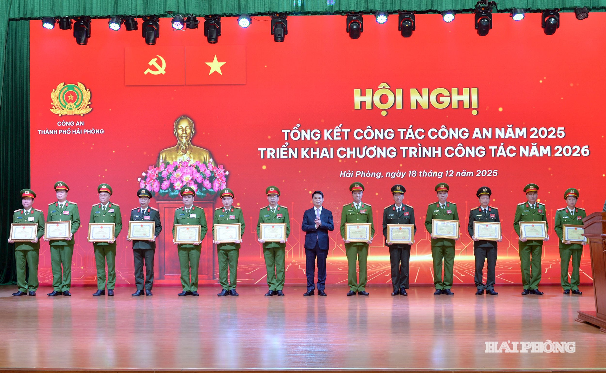 Đồng chí Lê Ngọc Châu, Chủ tịch UBND thành phố trao Bằng khen tặng các tập thể, cá nhân có thành tích xuất sắc.