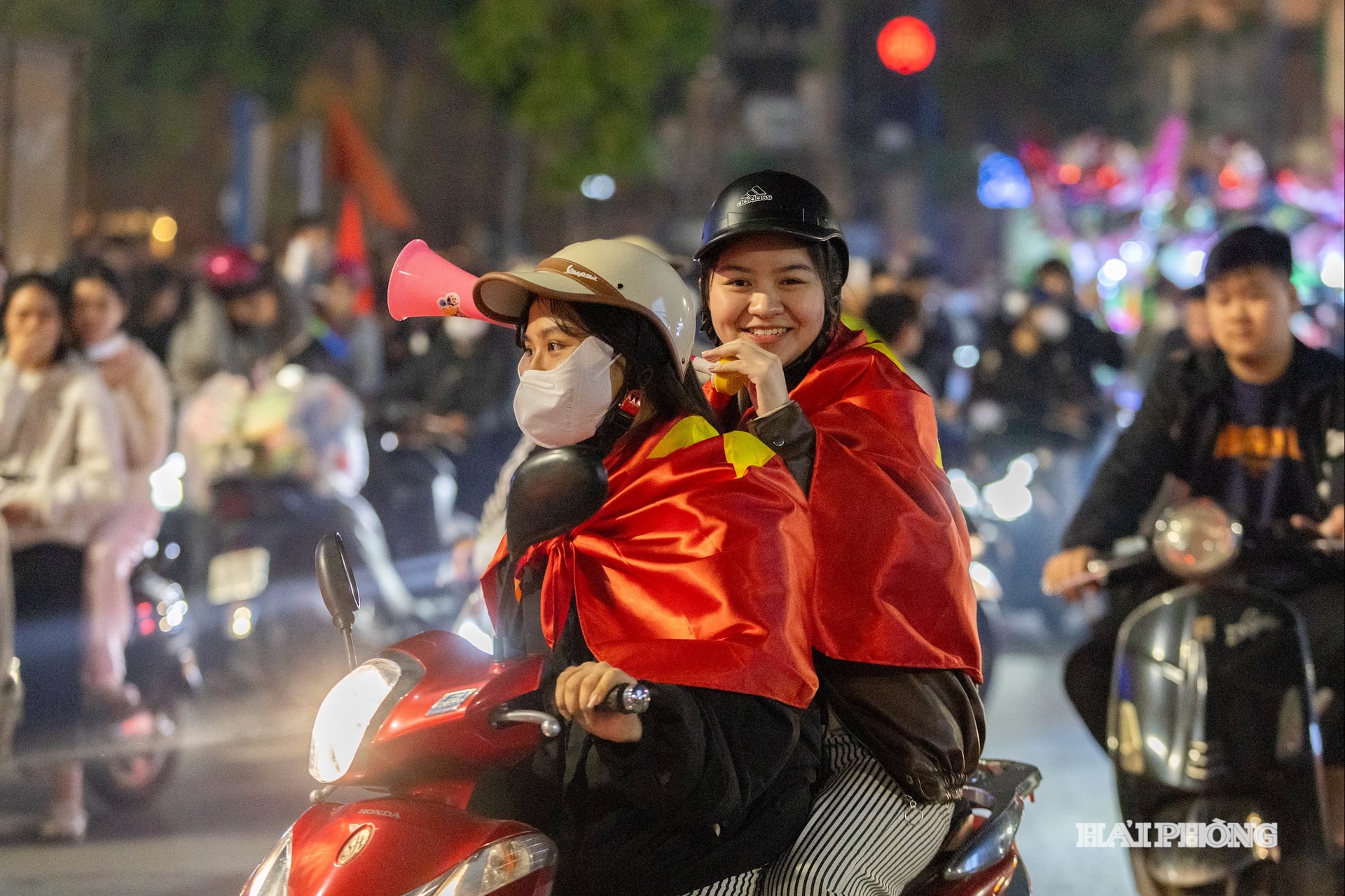 Ai cũng chuẩn bị cho mình lá cờ Tổ quốc, chiếc loa mini, băng rôn hay chiếc mũ đỏ sao vàng quen thuộc.