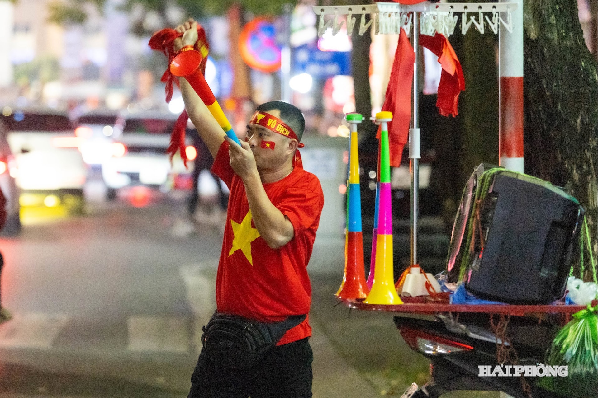 Từ những ngã ba, ngã tư đến các tuyến phố lớn, hình ảnh người dân khoác cờ trên vai, cầm loa phát nhạc cổ vũ, cùng nhau hô vang “Việt Nam vô địch” xuất hiện khắp nơi.
