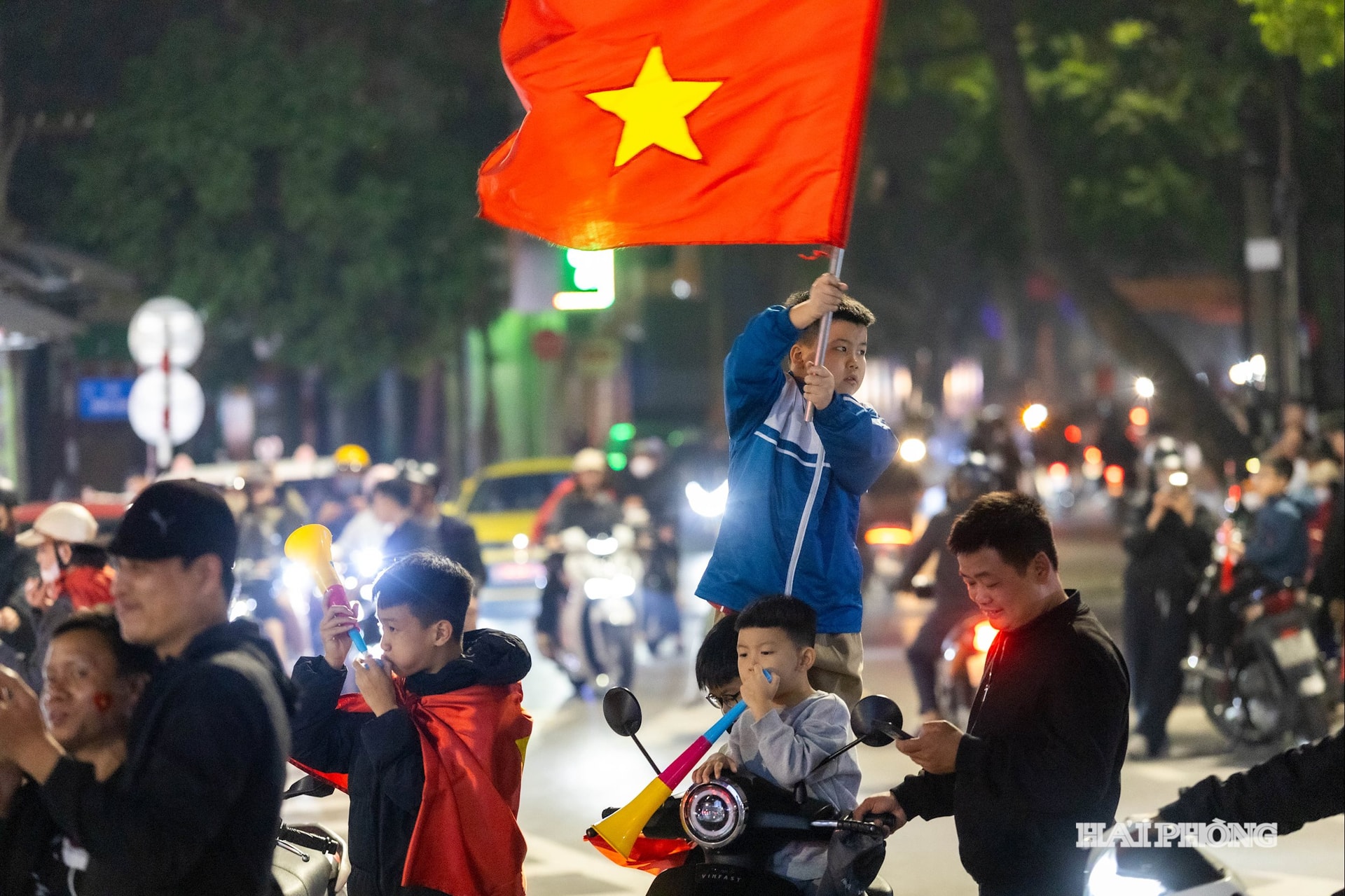 Dòng người ăn mừng kéo dài trên các tuyến phố có đủ mọi lứa tuổi, từ người già, người trẻ đến cả những em nhỏ được bố mẹ chở theo trên xe.