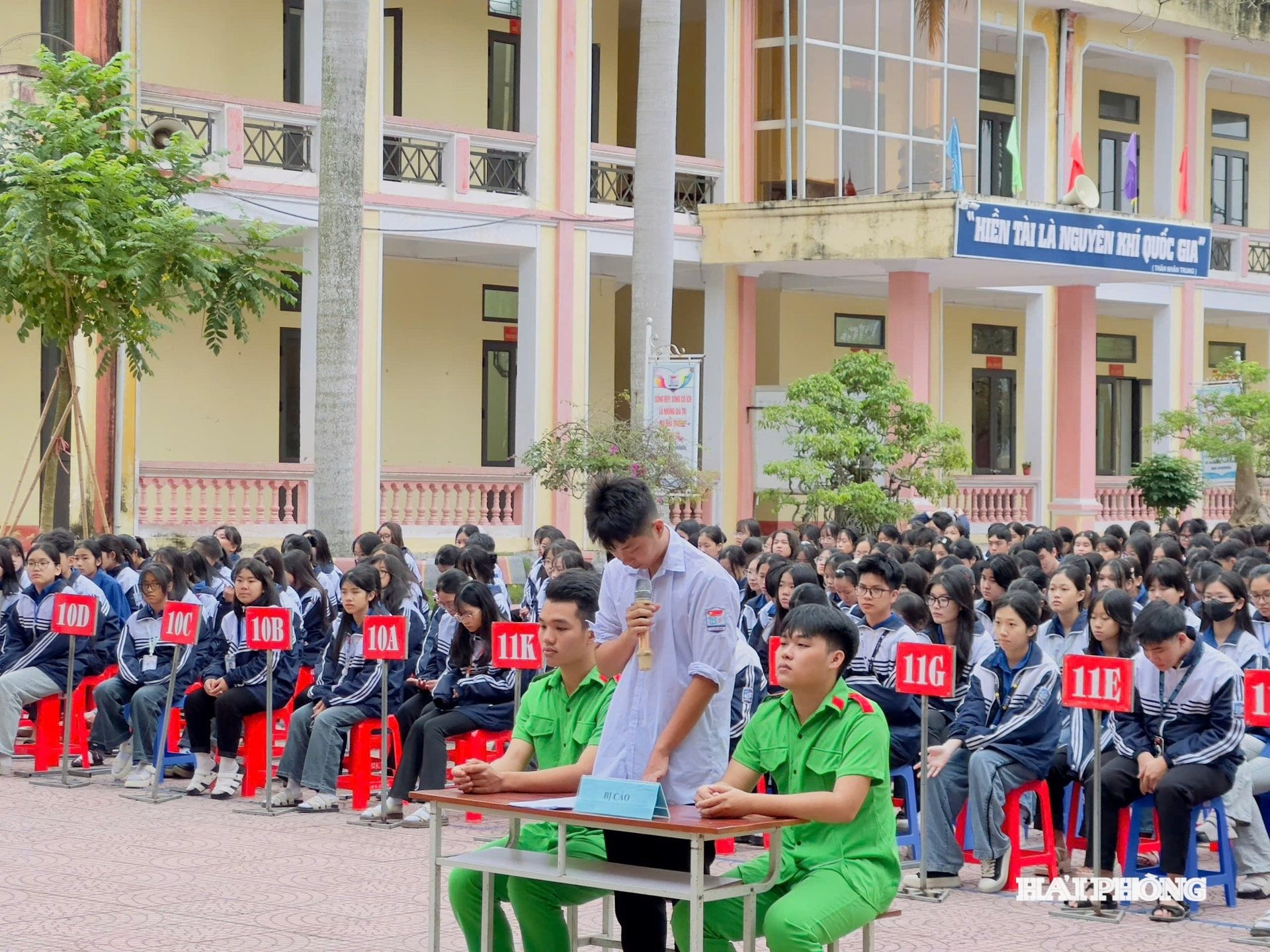 Học sinh Trường THPT Thanh Bình mô phỏng các vai trò trong phiên tòa giả định vụ án liên quan đến vi phạm Luật Trật tự, an toàn giao thông đường bộ.