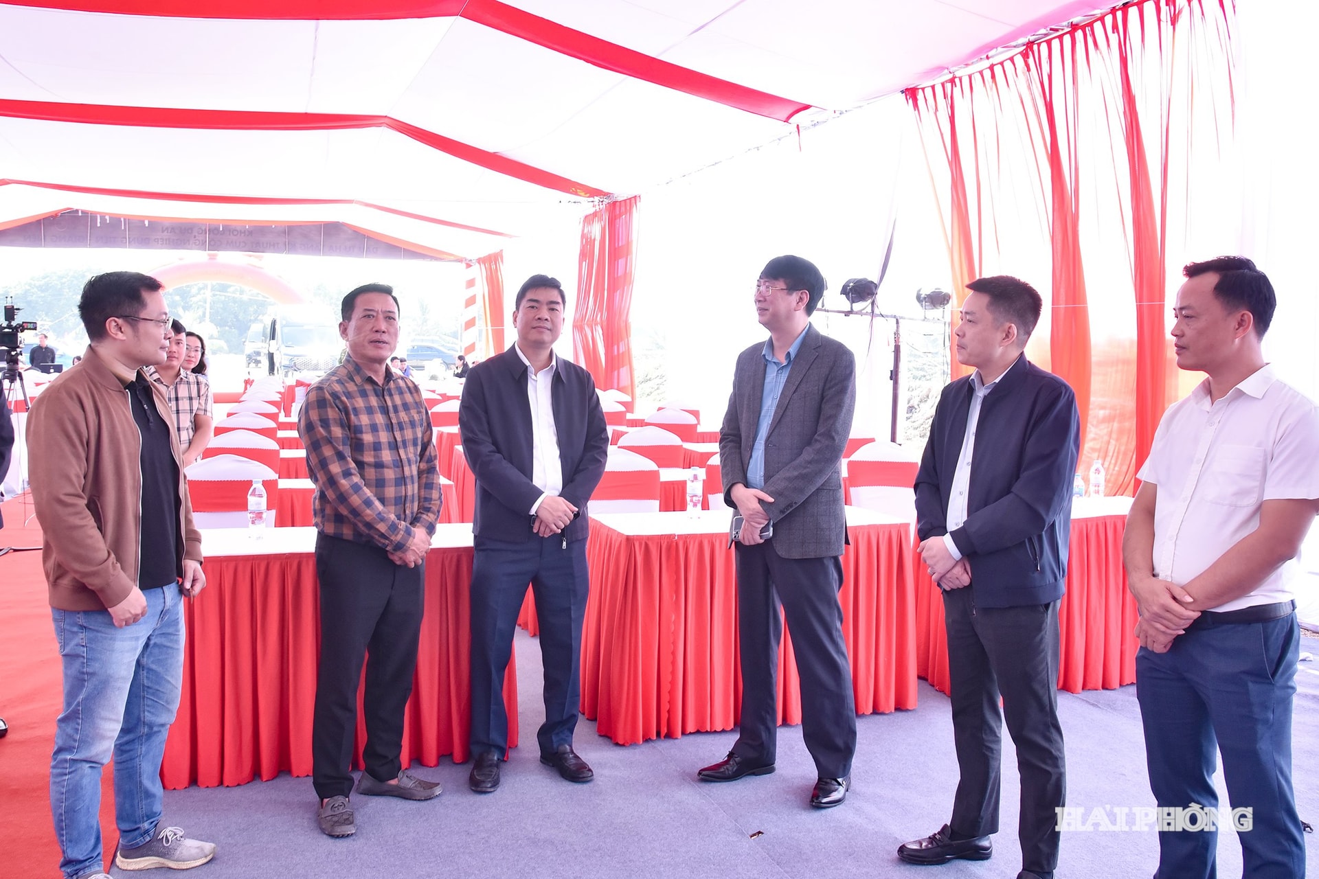 نمایندگانی از ادارات و سازمانهای مختلف، از مراحل آمادهسازی مراسم کلنگزنی پروژه ساخت زیرساختهای خوشه صنعتی دونگ تین-گیانگ بین (شهرستان وین توآن) بازدید کردند.