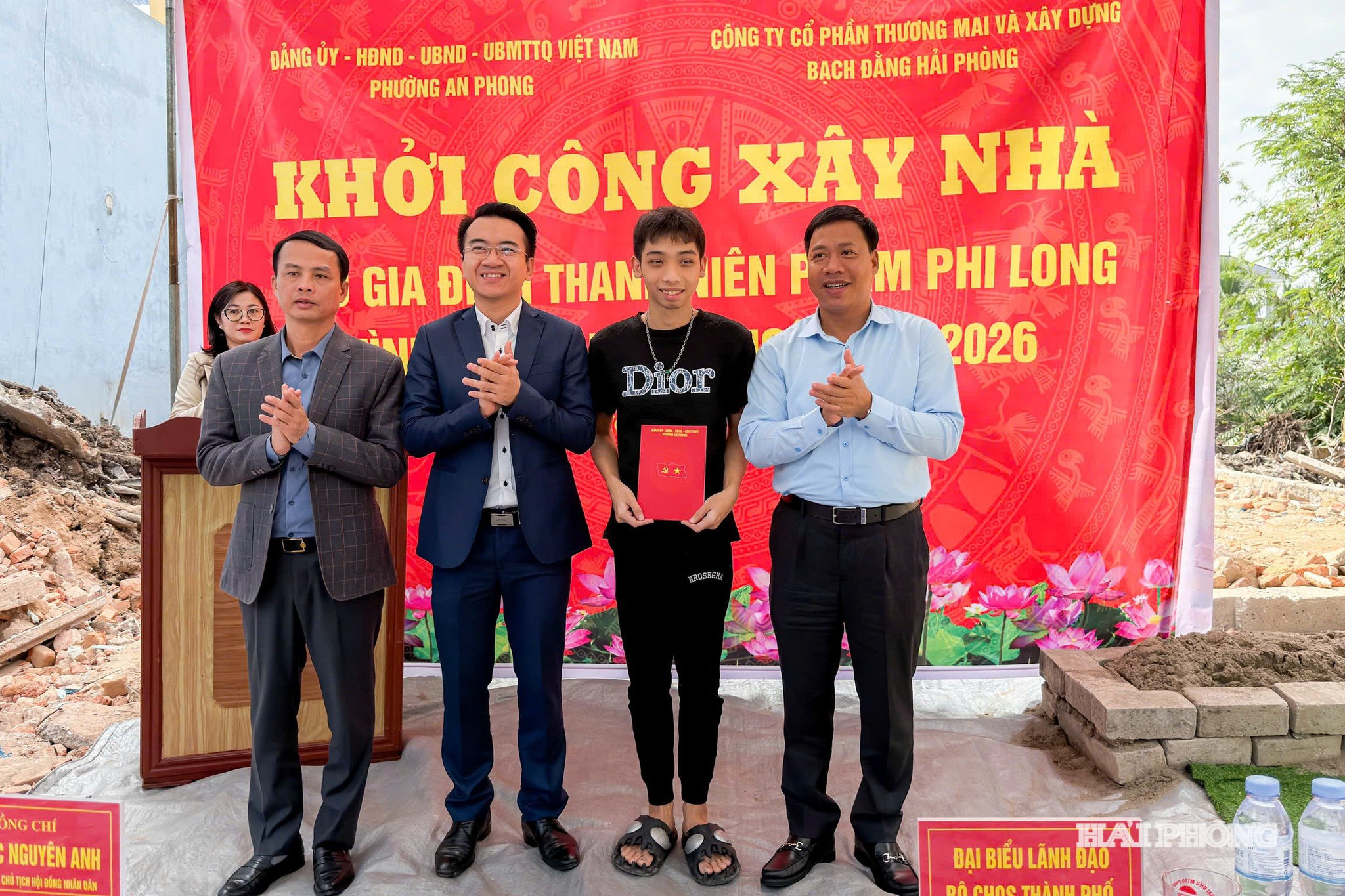 Lãnh đạo phường An Phong trao tặng hỗ trợ gia đình thanh niên chuẩn bị nhập ngũ trên địa bàn