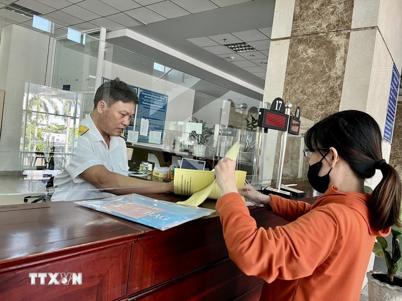 Làm thủ tục nộp thuế. (Ảnh: Hứa Chung/TTXVN)
