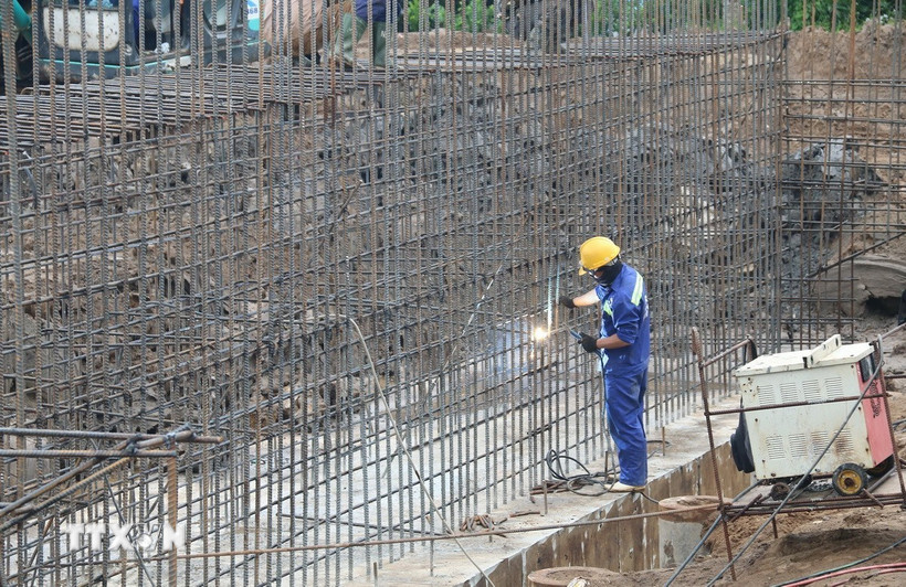 Thi công tại Dự án thành phần 2 cao tốc Cao Lãnh-An Hữu, giai đoạn 1. (Ảnh: Đức Tâm/TTXVN)