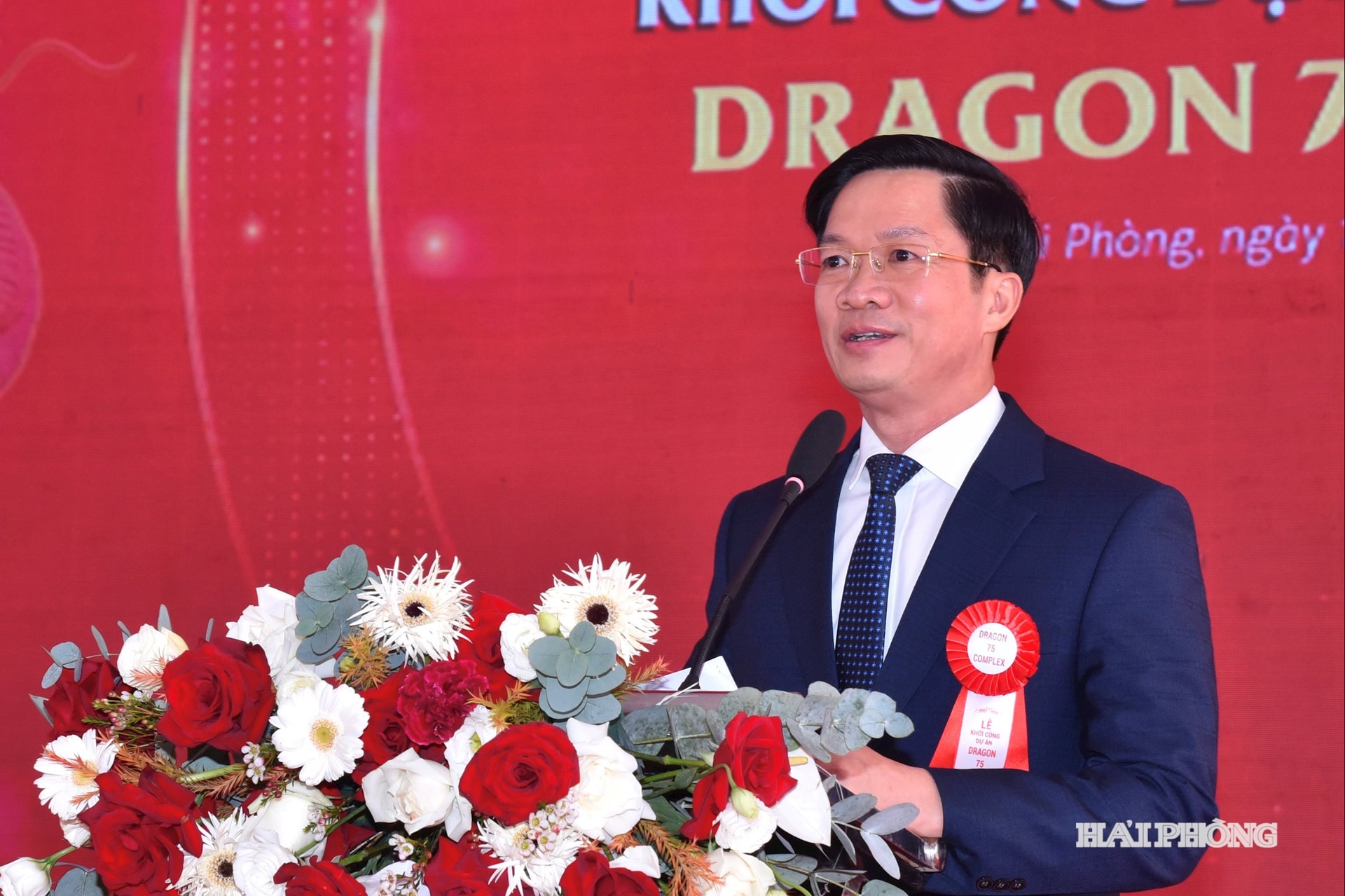 নগর পার্টি কমিটির উপ-সচিব এবং নগর পিতৃভূমি ফ্রন্ট কমিটির চেয়ারম্যান কমরেড ফাম ভ্যান ল্যাপ ভিত্তিপ্রস্তর অনুষ্ঠানে বক্তৃতা দেন।