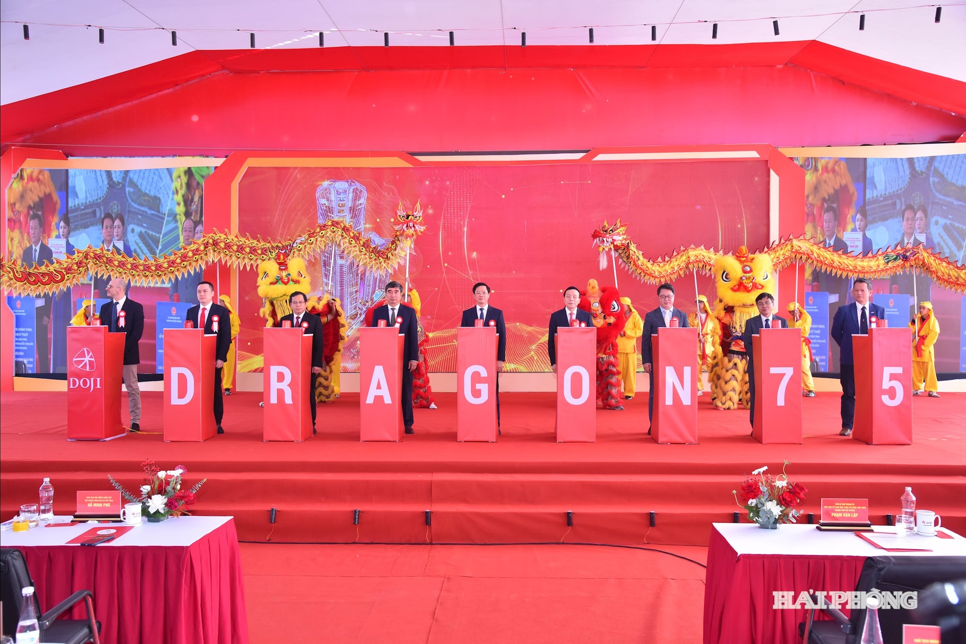 সিটি পার্টি কমিটির ডেপুটি সেক্রেটারি এবং হাই ফং সিটির ভিয়েতনাম ফাদারল্যান্ড ফ্রন্ট কমিটির চেয়ারম্যান কমরেড ফাম ভ্যান ল্যাপ এবং অন্যান্য প্রতিনিধিরা ড্রাগন ৭৫ কমপ্লেক্স প্রকল্পের ভিত্তিপ্রস্তর স্থাপন করেন।