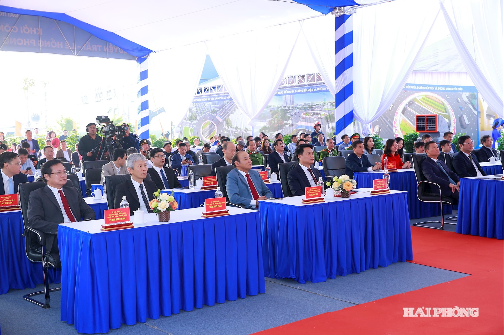 សមមិត្ត ឡេ ង៉ុកចូវ អនុលេខាគណៈកម្មាធិការបក្សទីក្រុង និងជាប្រធានគណៈកម្មាធិការប្រជាជនទីក្រុង រួមជាមួយប្រតិភូដទៃទៀត បានចូលរួមក្នុងពិធីបើកការដ្ឋានសាងសង់ផ្លូវប្រសព្វពហុជាន់ ប៊ូយវៀន-វ៉ូង្វៀនយ៉ាប។