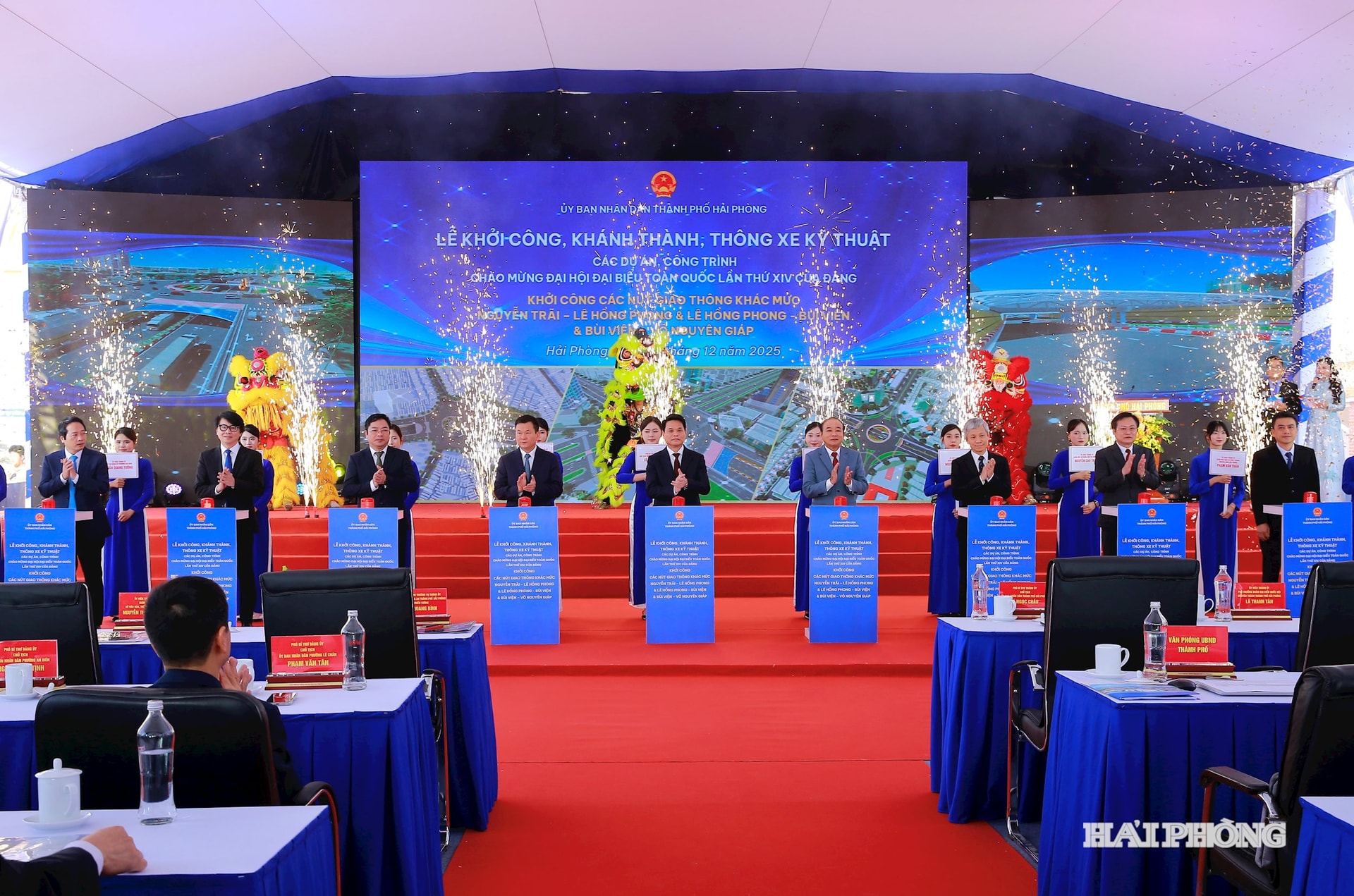 សមមិត្ត ឡេ ង៉ុកចូវ អនុលេខាគណៈកម្មាធិការបក្សទីក្រុង និងជាប្រធានគណៈកម្មាធិការប្រជាជនទីក្រុង រួមជាមួយប្រតិភូដទៃទៀត បានចុចប៊ូតុងដើម្បីសម្ពោធជាផ្លូវការគម្រោងផ្លូវប្រសព្វពហុកម្រិត ប៊ូយវៀន-វ៉ូង្វៀនយ៉ាប។