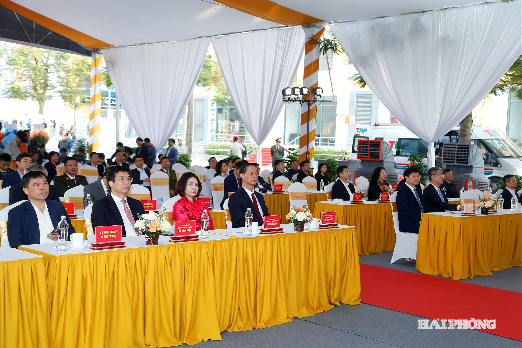 Đồng chí Đỗ Mạnh Hiến, Phó bí thư Thường trực Thành ủy cùng các đồng chí lãnh đạo thành phố, phường An Dương và các đại biểu dự lễ khánh thành 7 tòa nhà Dự án nhà ở xã hội (Dự án Khu đô thị-dịch vụ thương mại và nhà ở công nhân Tràng Duệ).