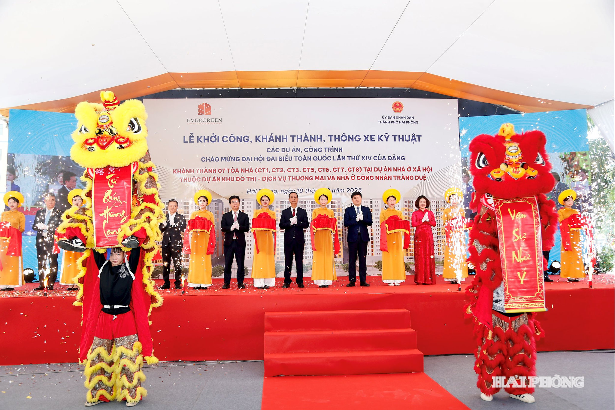 Đồng chí Đỗ Mạnh Hiến, Phó bí thư Thường trực Thành ủy cùng các đồng chí lãnh đạo thành phố, phường An Dương và các đại biểu thực hiện nghi thức cắt băng khánh thành 7 tòa nhà Dự án nhà ở xã hội (Dự án Khu đô thị-dịch vụ thương mại và nhà ở công nhân Tràng Duệ).